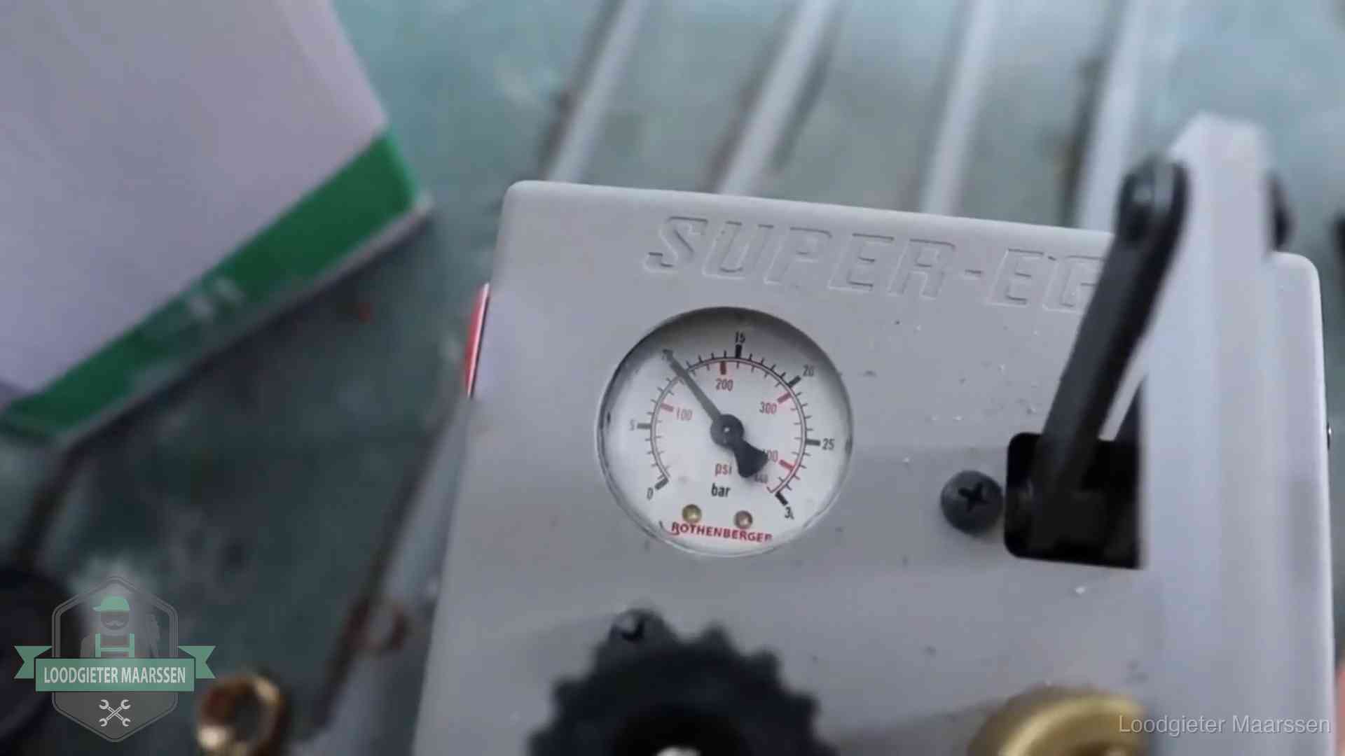 Manometer van een afperspomp bij controle van nieuw leidingwerk in Maarssen