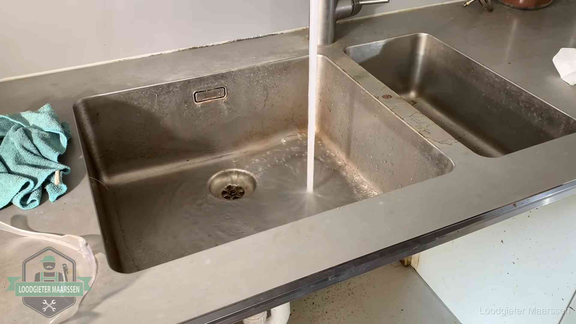 Doorstroomtest van de afvoer bij een gootsteen in Maarssen