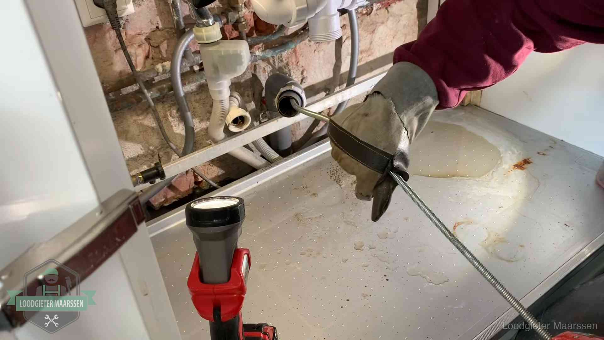 Ontstoppingsveer wordt preventief door een afvoeraansluiting gehaald in Maarssen