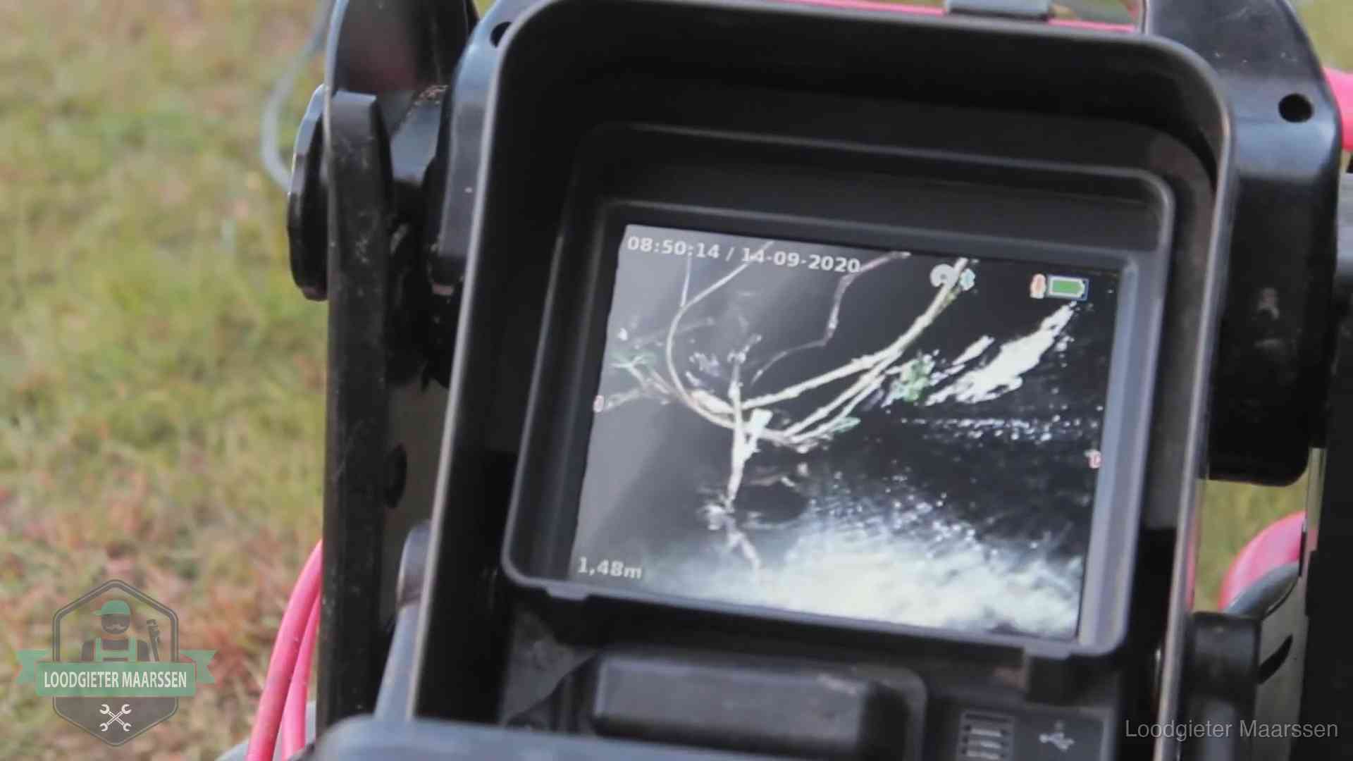 Monitor van een rioolcamera toont wortelingroei in de rioolbuis bij een woning in Maarssen