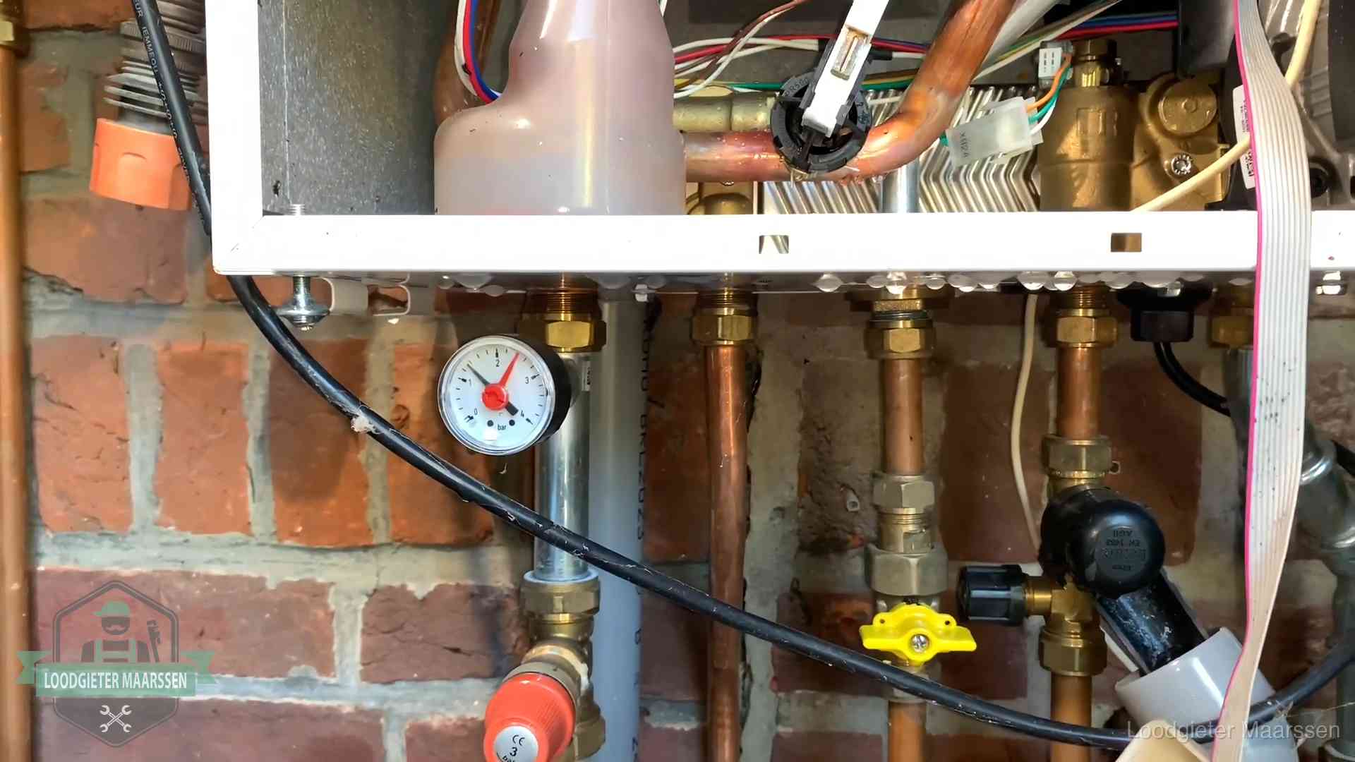 Cv-ketel verliest druk in Maarssen Manometer en aansluitleidingen onder een cv-ketel in Maarssen bij controle op drukverlies