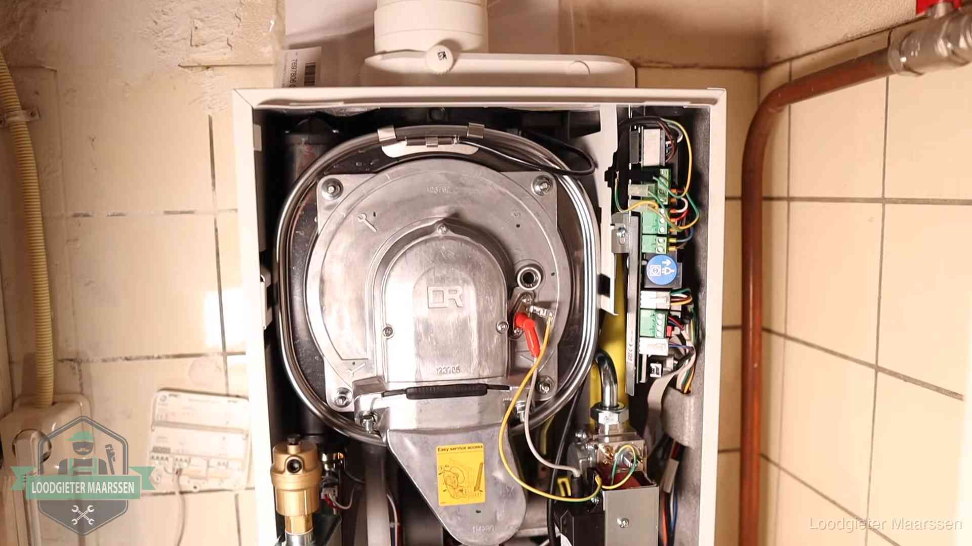 Geopende cv-ketel met warmtewisselaar tijdens periodiek onderhoud in Maarssen