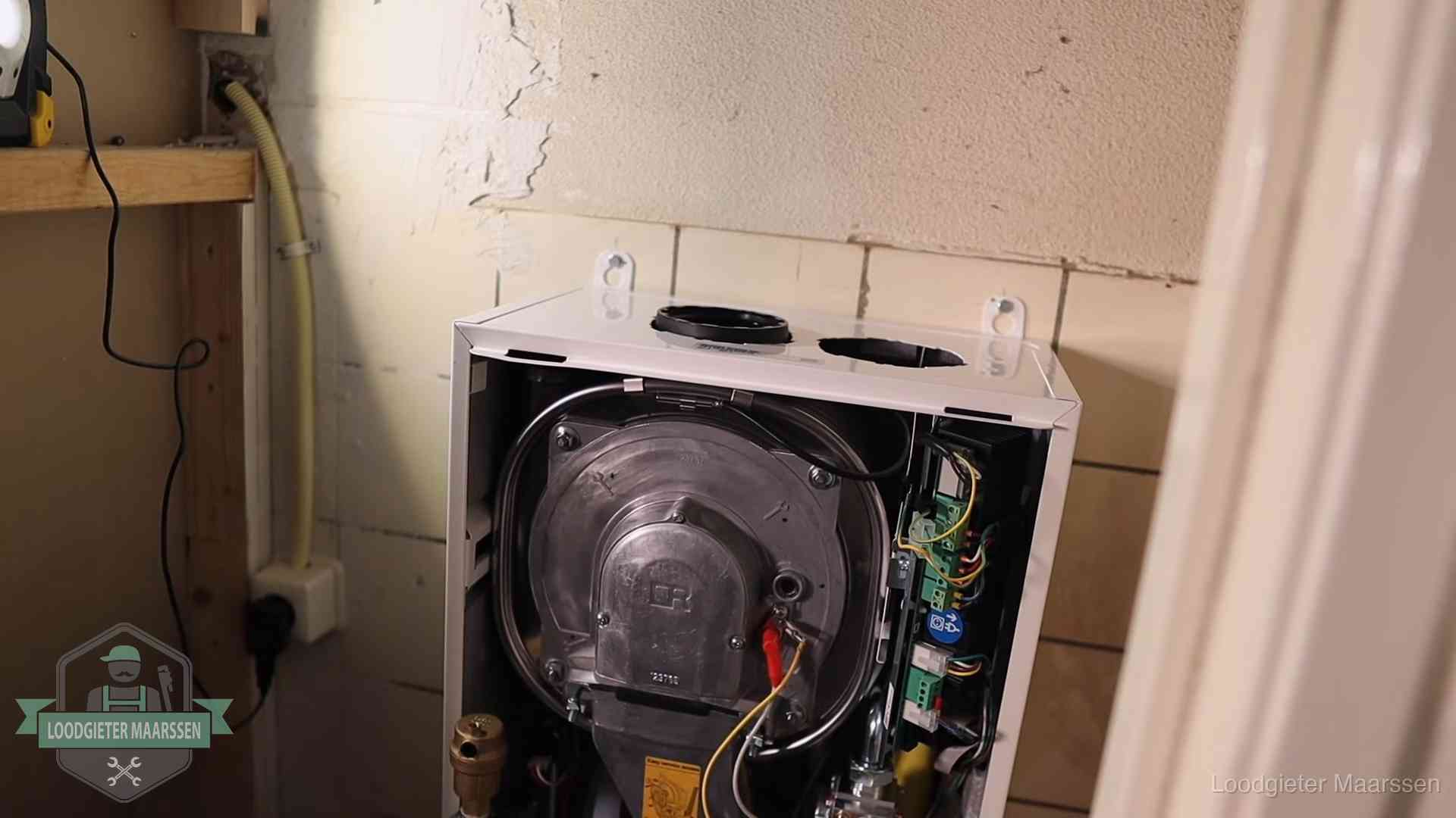 Geopende cv-ketel tijdens een onderhoudsbeurt in Maarssen, met brander en warmtewisselaar zichtbaar