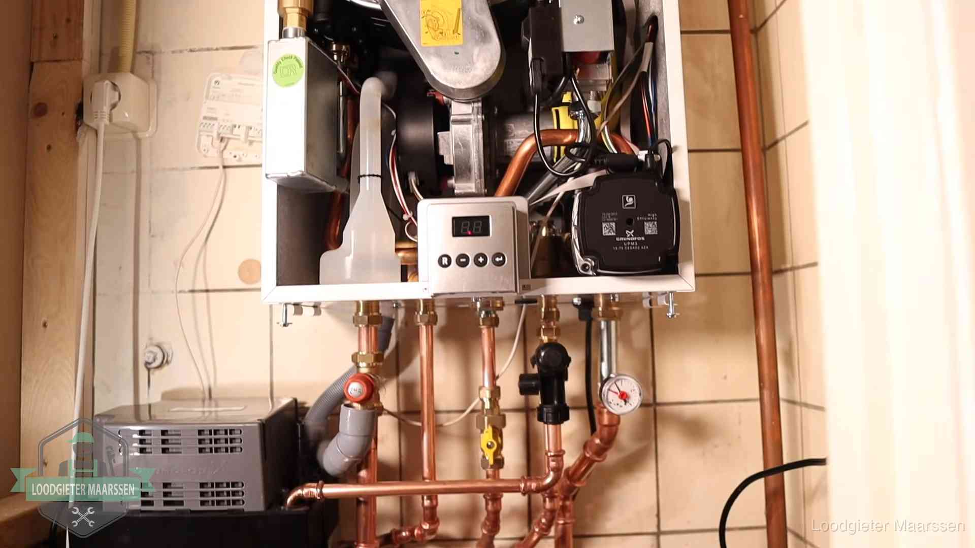 Geopende cv-ketel met brander en cv-pomp tijdens een onderhoudsbeurt in Maarssen