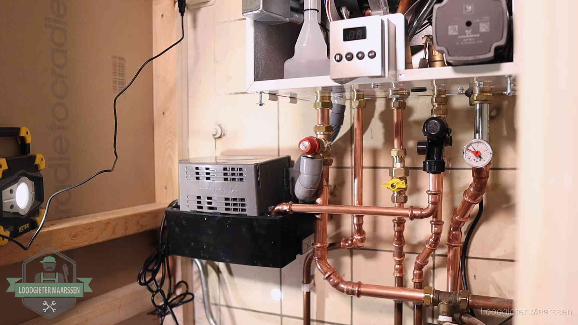 Nieuw koperen leidingwerk met pomp en manometer onder een vervangen cv-opstelling in Maarssen