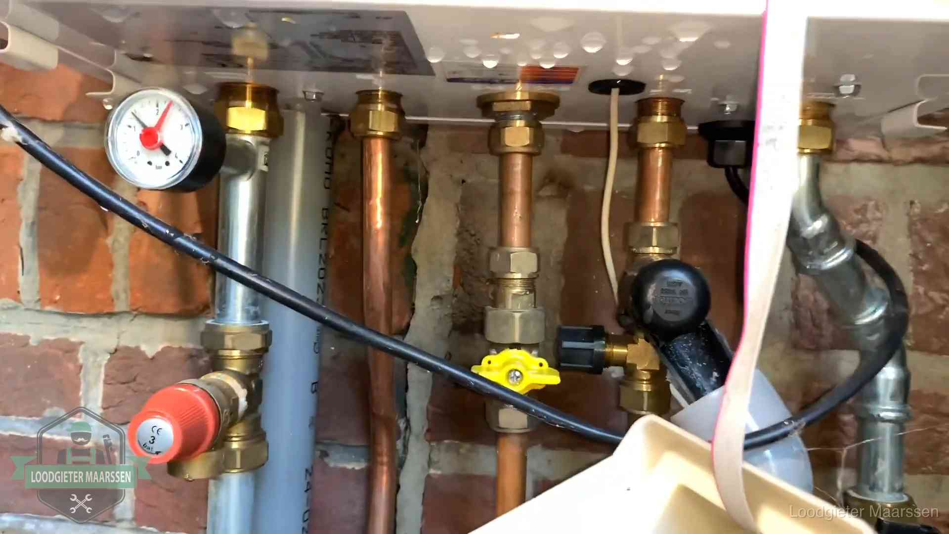 Onderaansluitingen van een cv-ketel met manometer en gaskraan in Maarssen