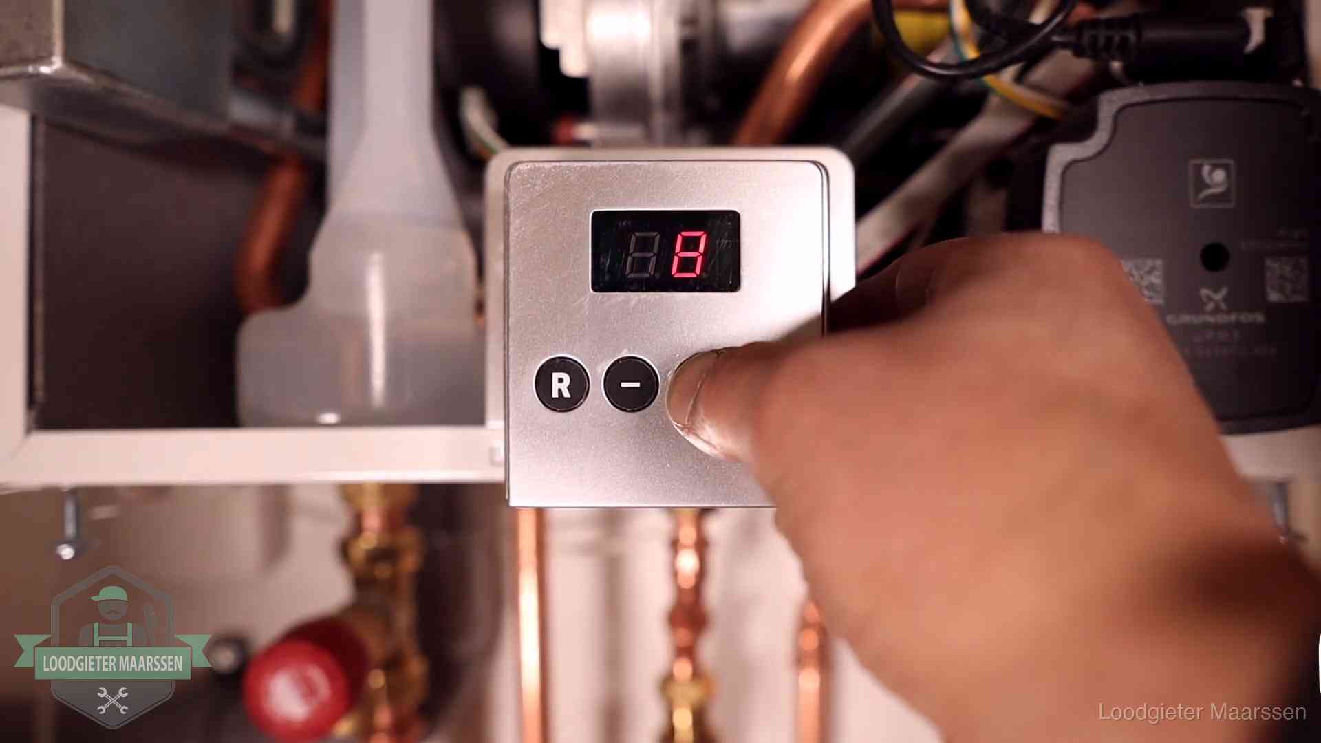 Monteur bedient het display van een cv-ketel bij een storing in Maarssen
