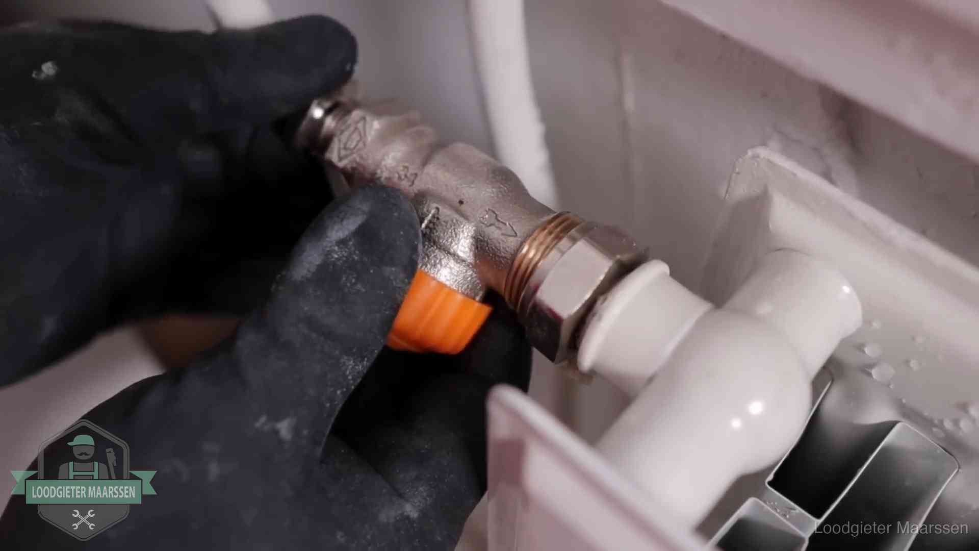 Thermostaatkraan wordt gemonteerd op een radiator in Maarssen voor het stookseizoen