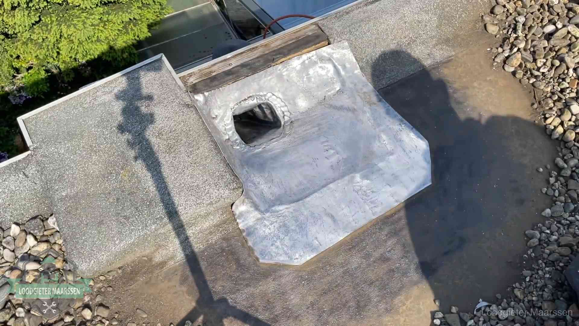 Noodafdichting bij daklekkage in Maarssen Vers afgedichte dakdoorvoer met lood en zink op een plat dak in Maarssen