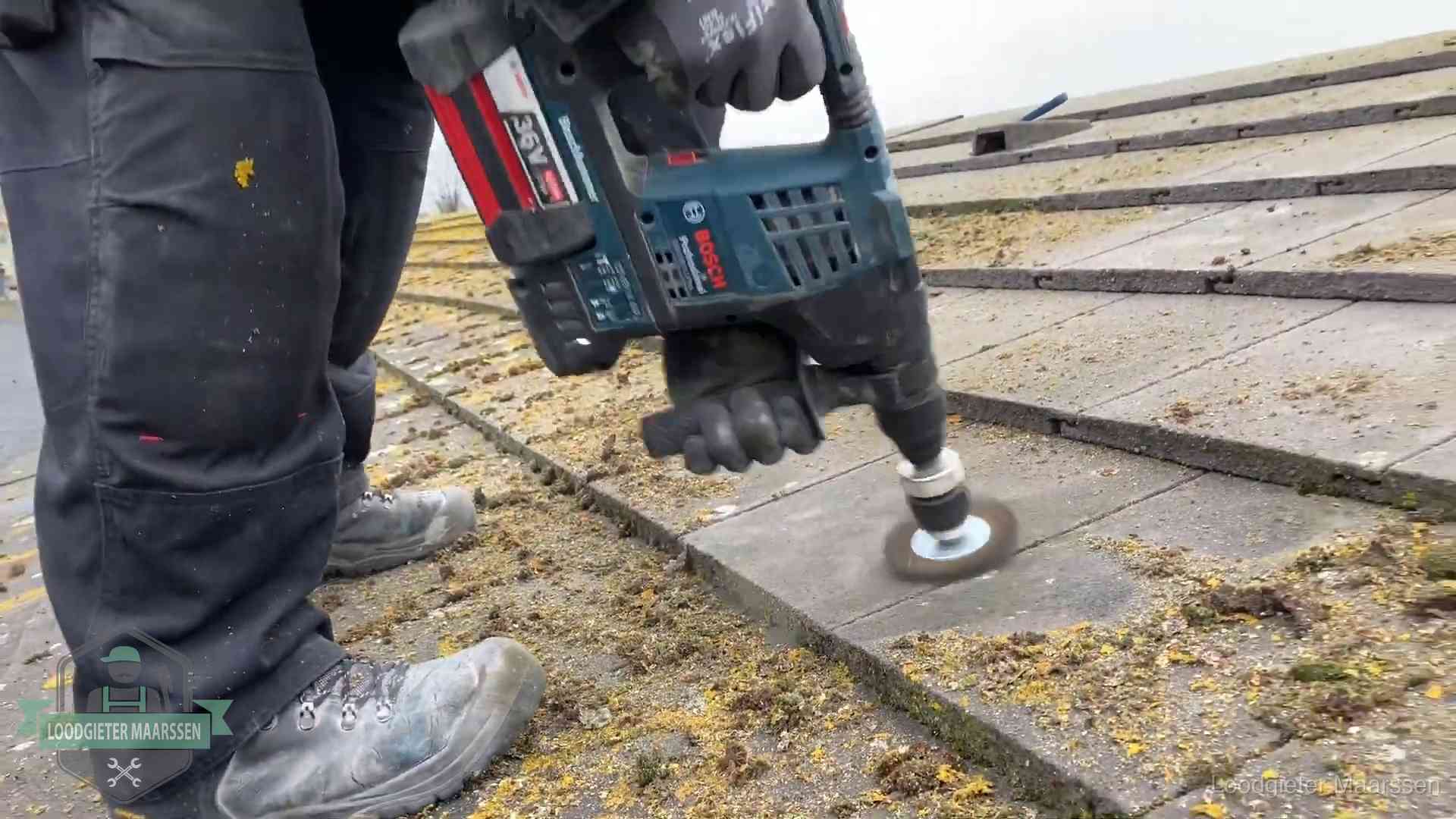 Dakonderhoud en preventie in Maarssen Betonnen dakpannen worden machinaal gereinigd tijdens dakonderhoud in Maarssen