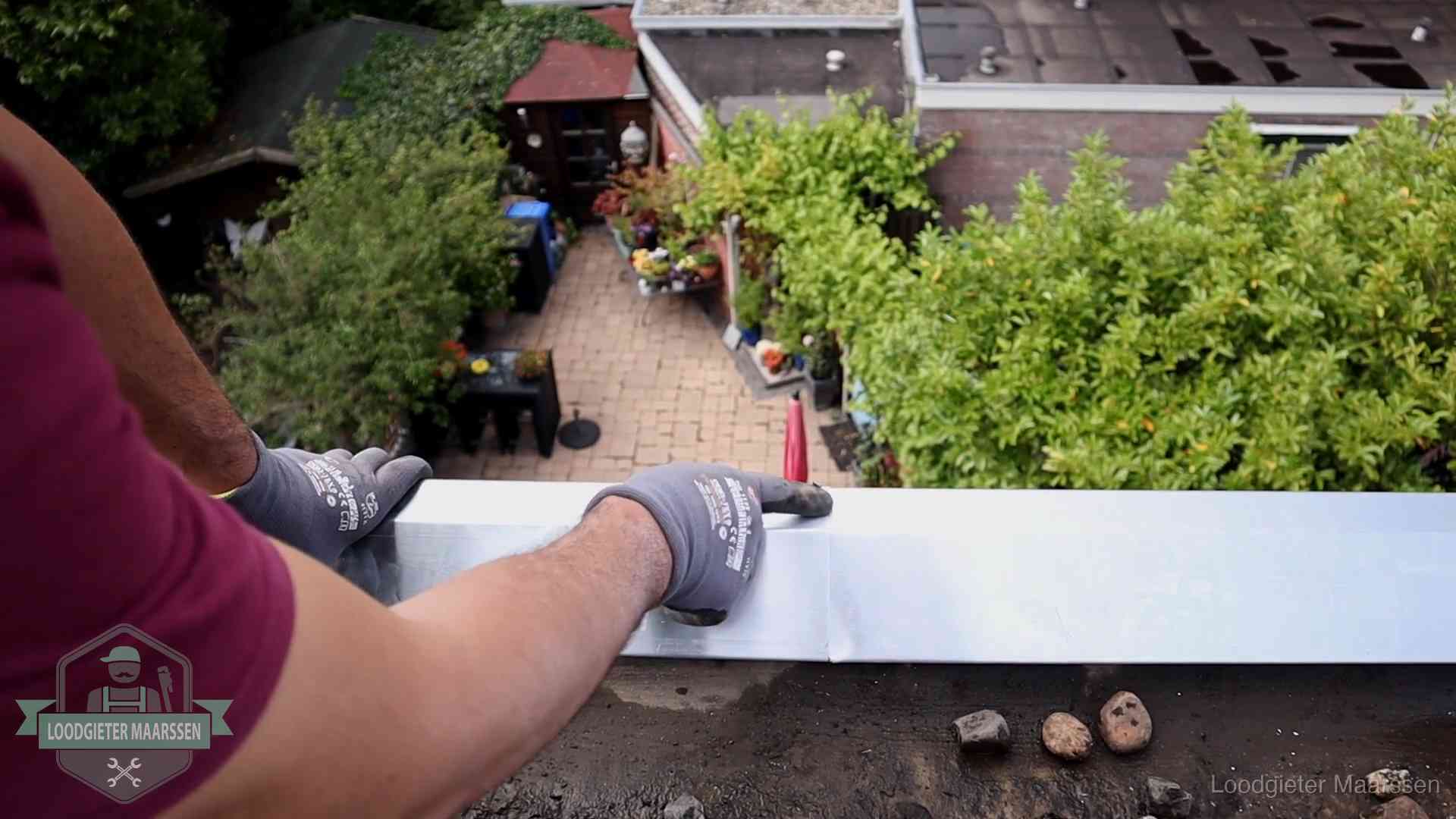 Daklekkage geregeld in Maarssen Vakman plaatst een daktrim op de dakrand van een woning in Maarssen