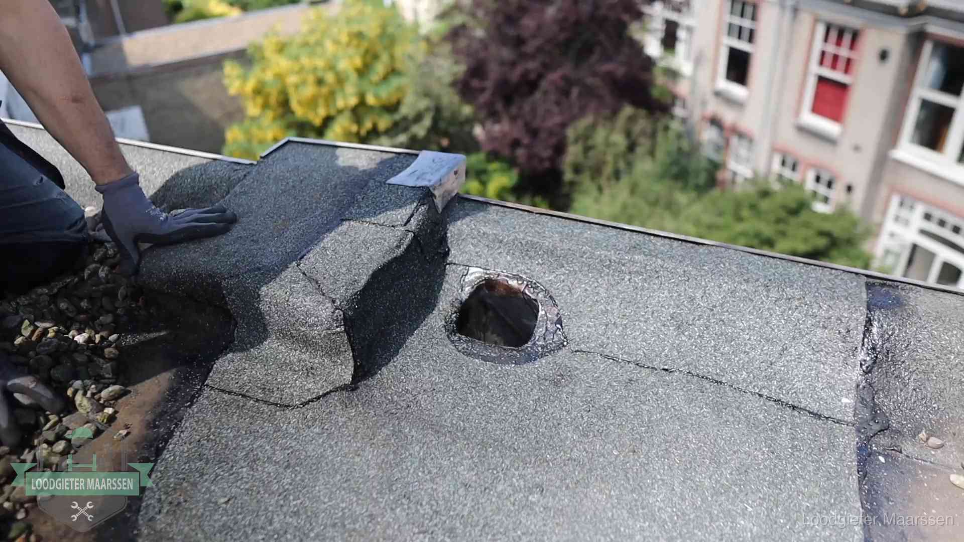 Daklekkage-inspectie op een plat dak in Maarssen Loodgieter inspecteert een beschadigd bitumen plat dak tijdens een daklekkage-inspectie in Maarssen