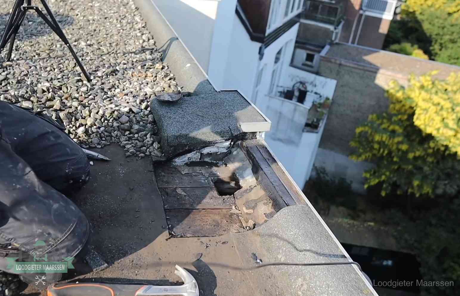 Gevolgen van een daklekkage in Maarssen Opengelegde dakrand met verrot dakbeschot door een langdurige daklekkage in Maarssen