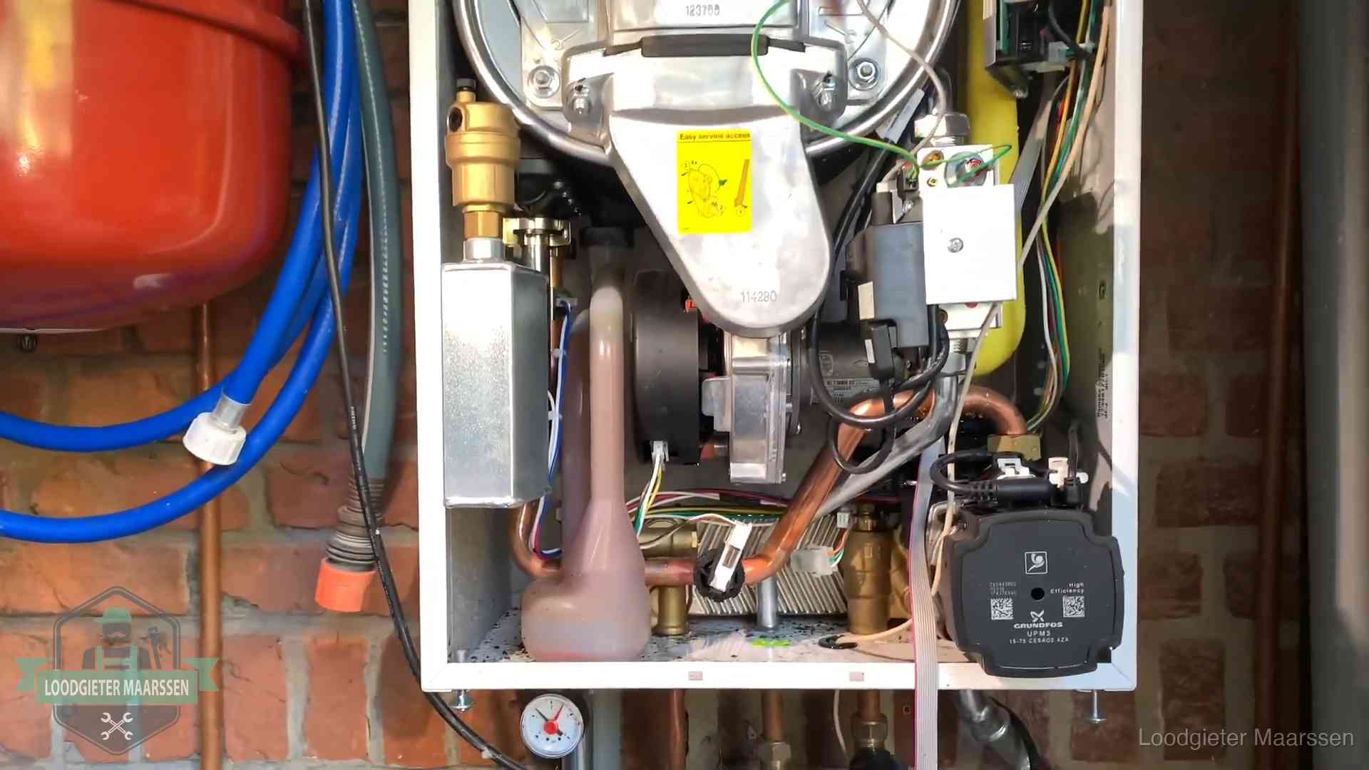 Geopende cv-ketel met rood expansievat in een woning in Maarssen