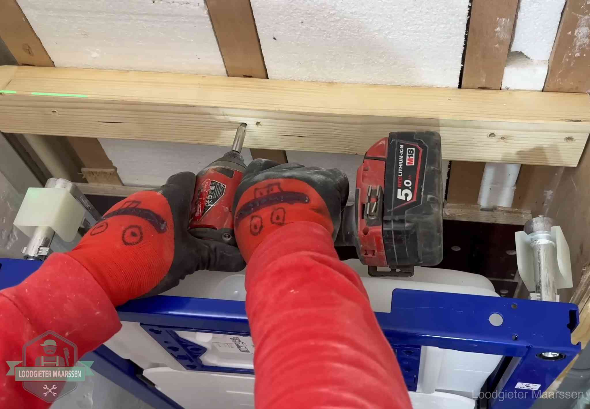 Monteur bevestigt een inbouwreservoir voor een hangend toilet in Maarssen