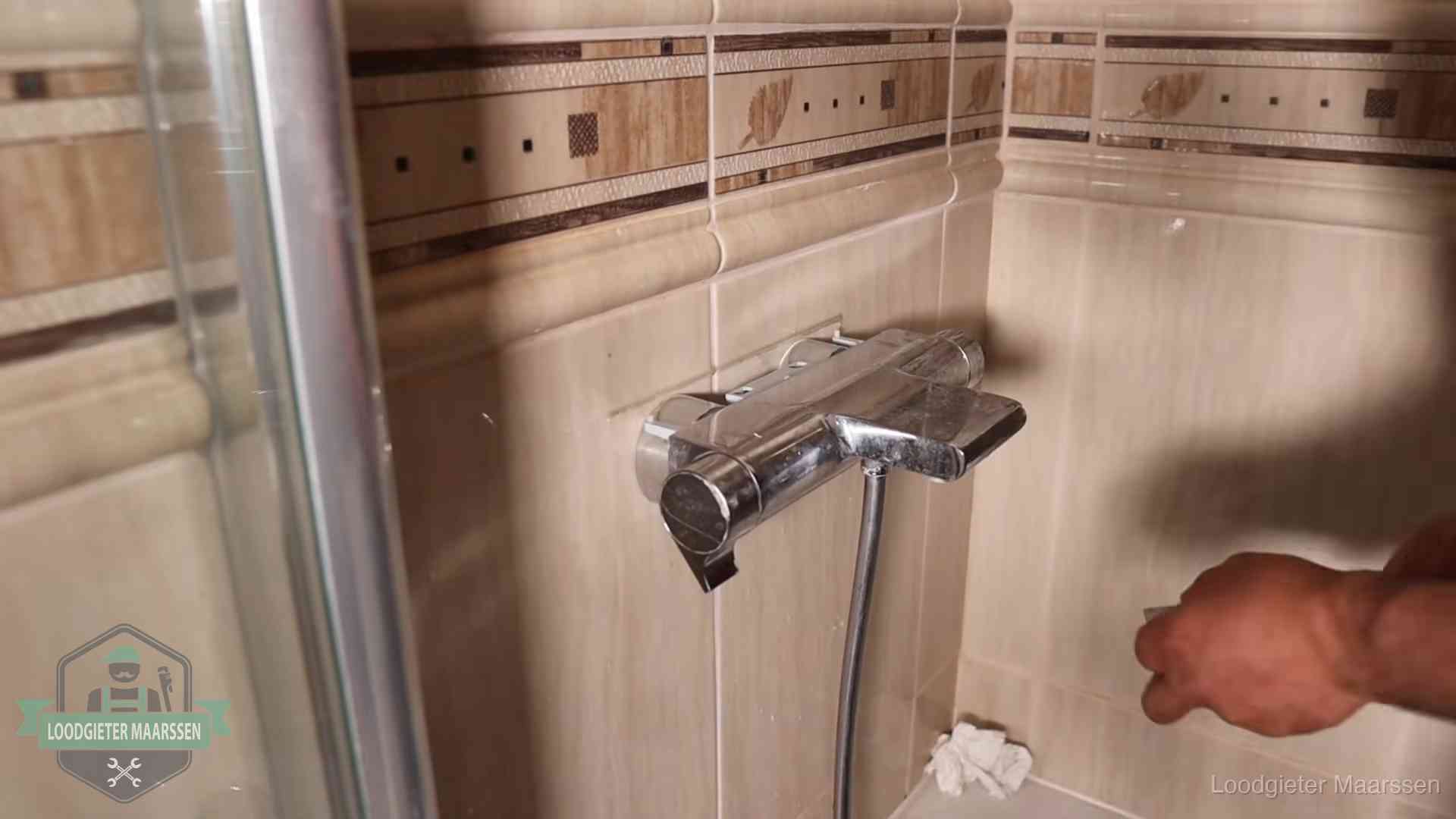 Verkalkte douche-mengkraan in Maarssen, hetzelfde kalk dat zich in de warmtewisselaar afzet