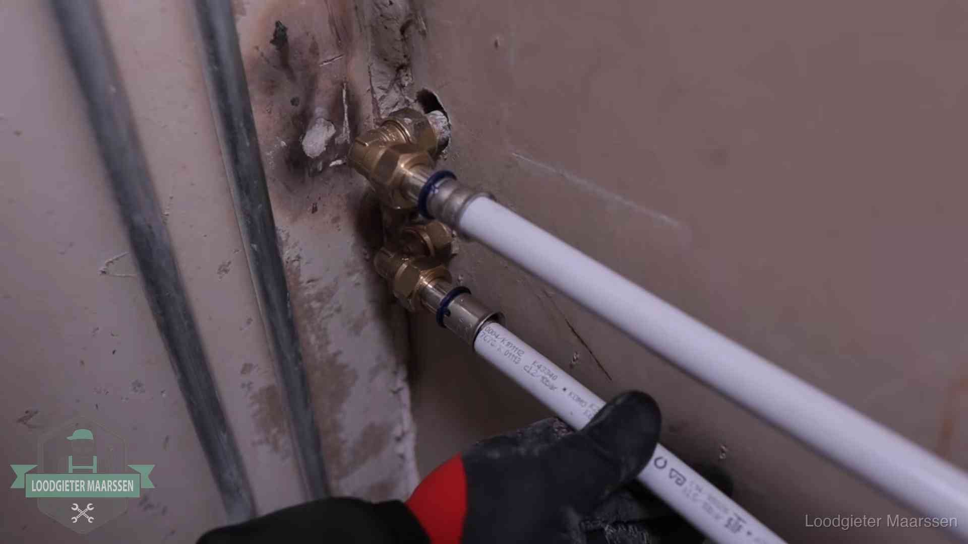Meerlagenbuizen met keurmerk en rvs persfittingen op muuraansluitingen in Maarssen