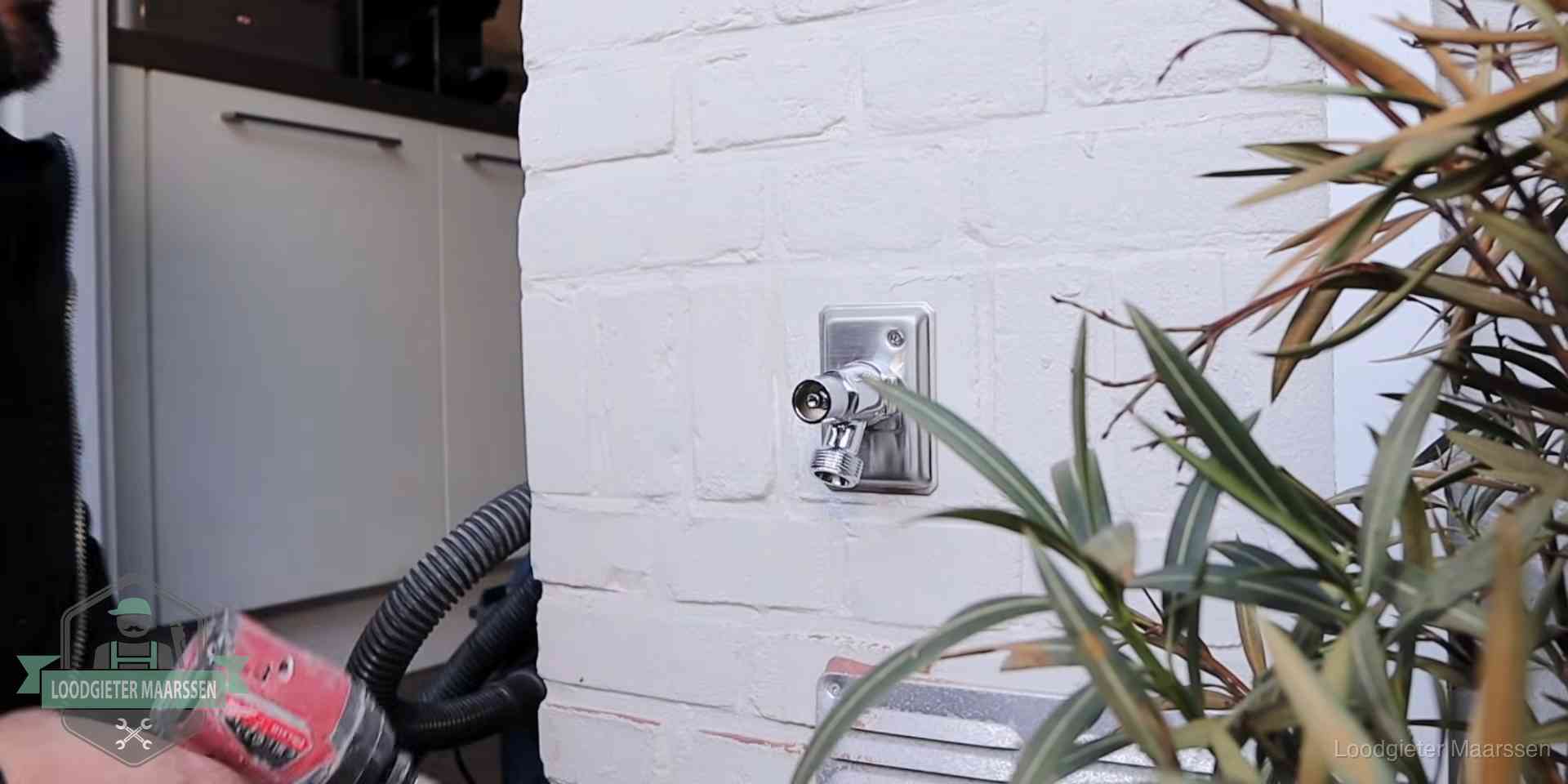 Daklek of leidinglek testen in Maarssen Chromen kraan op een muurplaat bij een woning in Maarssen, dichtdraaien is stap een van de lektest