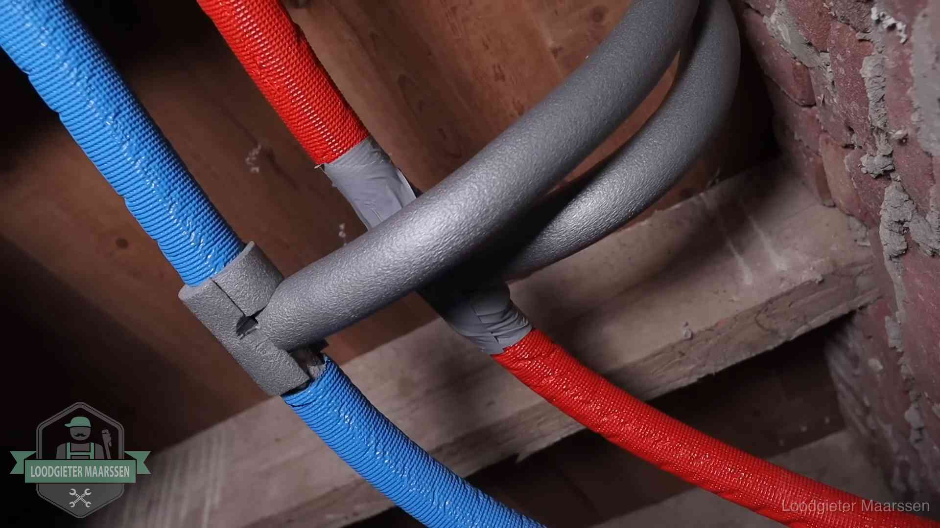 Bevroren leidingen voorkomen in Maarssen Geïsoleerde waterleidingen langs houten balken tegen bevriezing in Maarssen