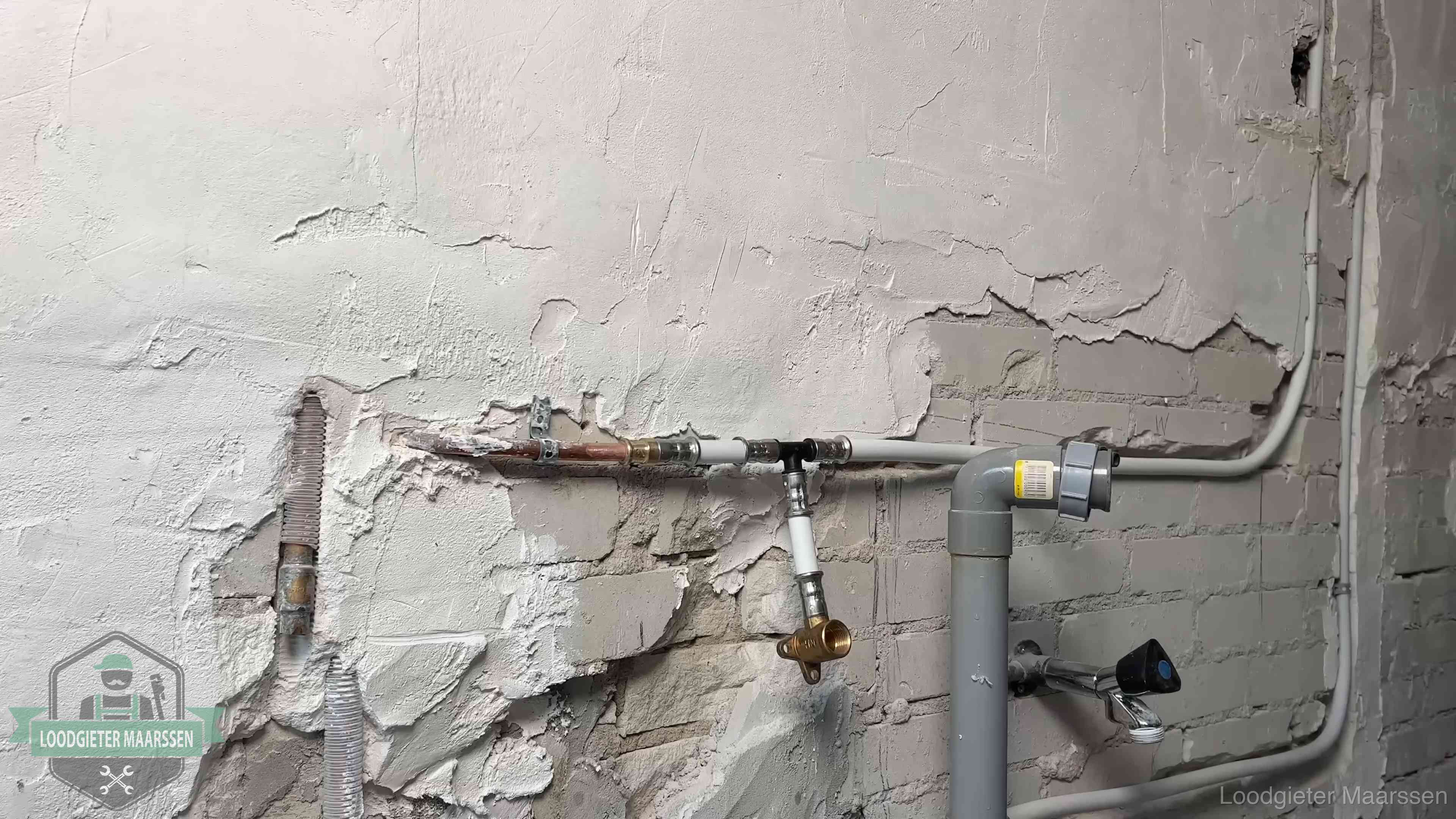 Nieuw leidingwerk naast een oud verroest leidingrestant in een woning in Maarssen