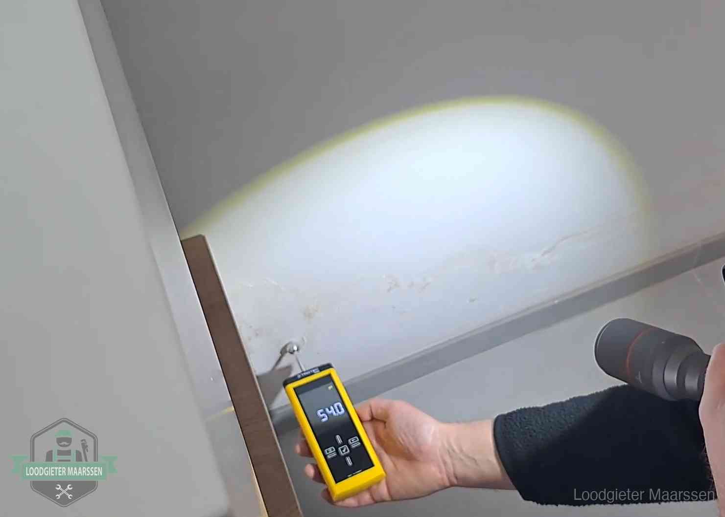 Lekdetectie-technieken in Maarssen Vochtmeter tegen een natte wand met lekkagesporen in Maarssen