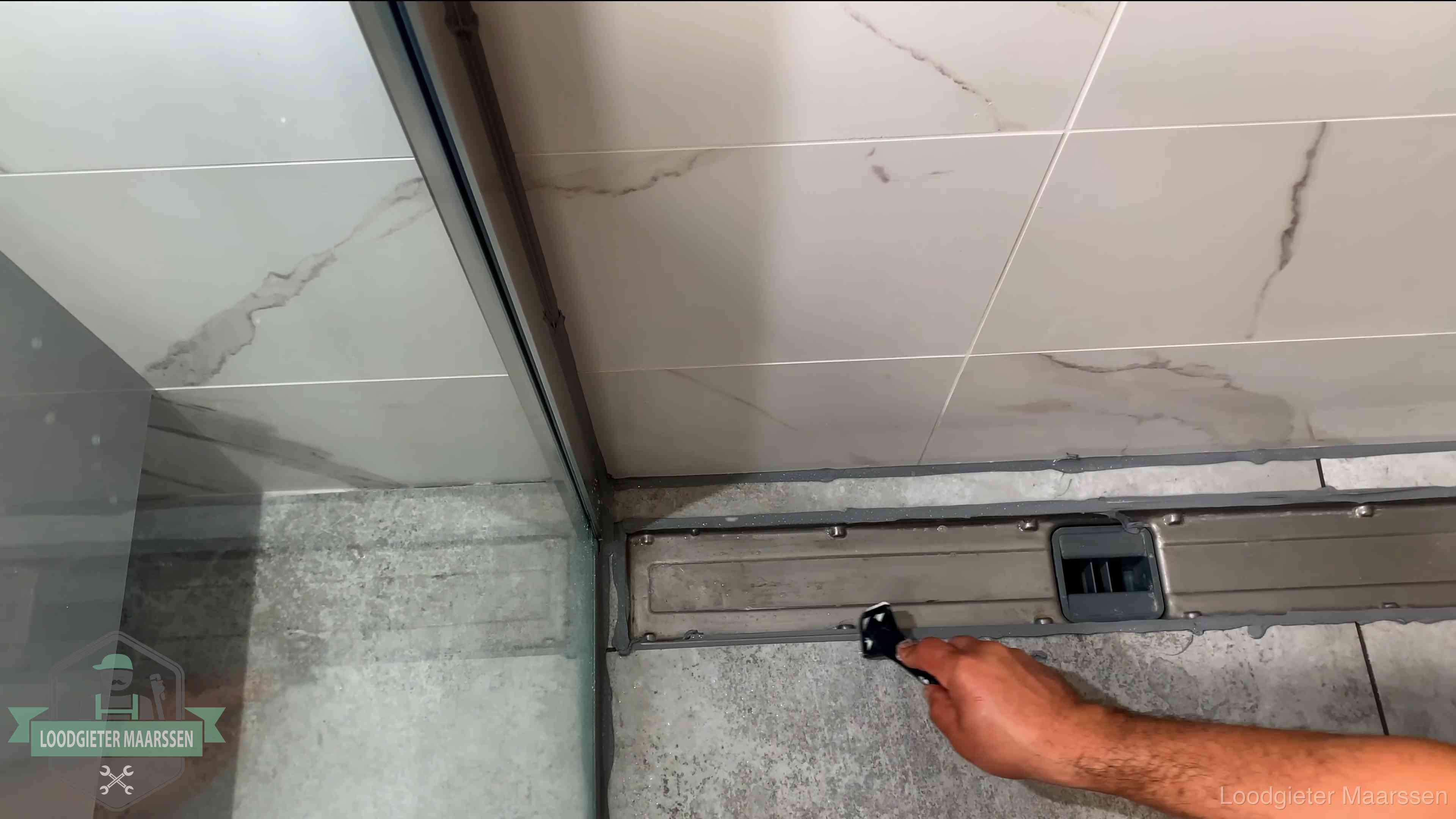 Lekkage in de badkamer verhelpen in Maarssen Verse kitrand langs de douchegoot in een betegelde badkamer in Maarssen