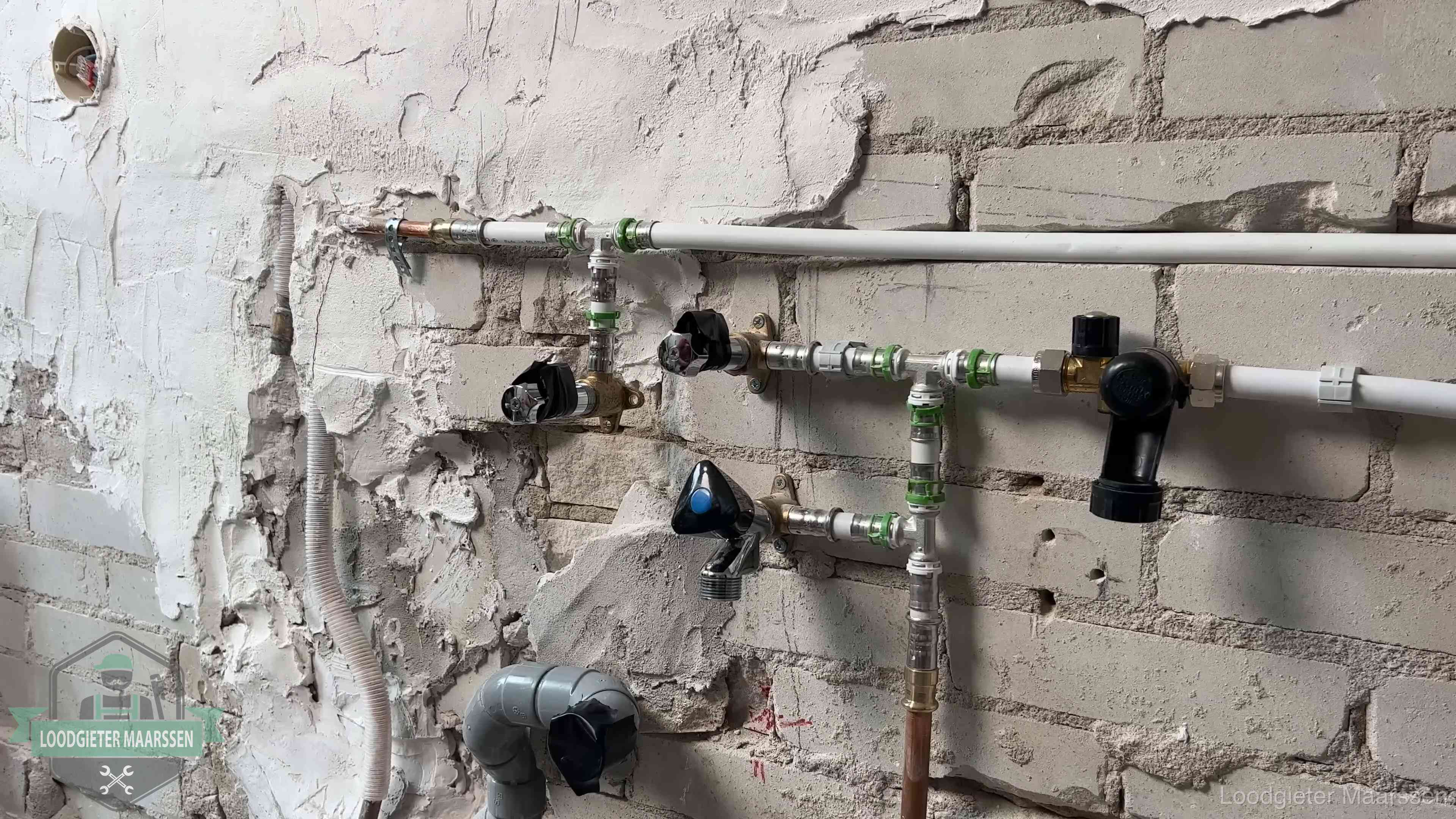 Nieuw aangelegd leidingwerk met persfittingen tijdens een verbouwing in Maarssen