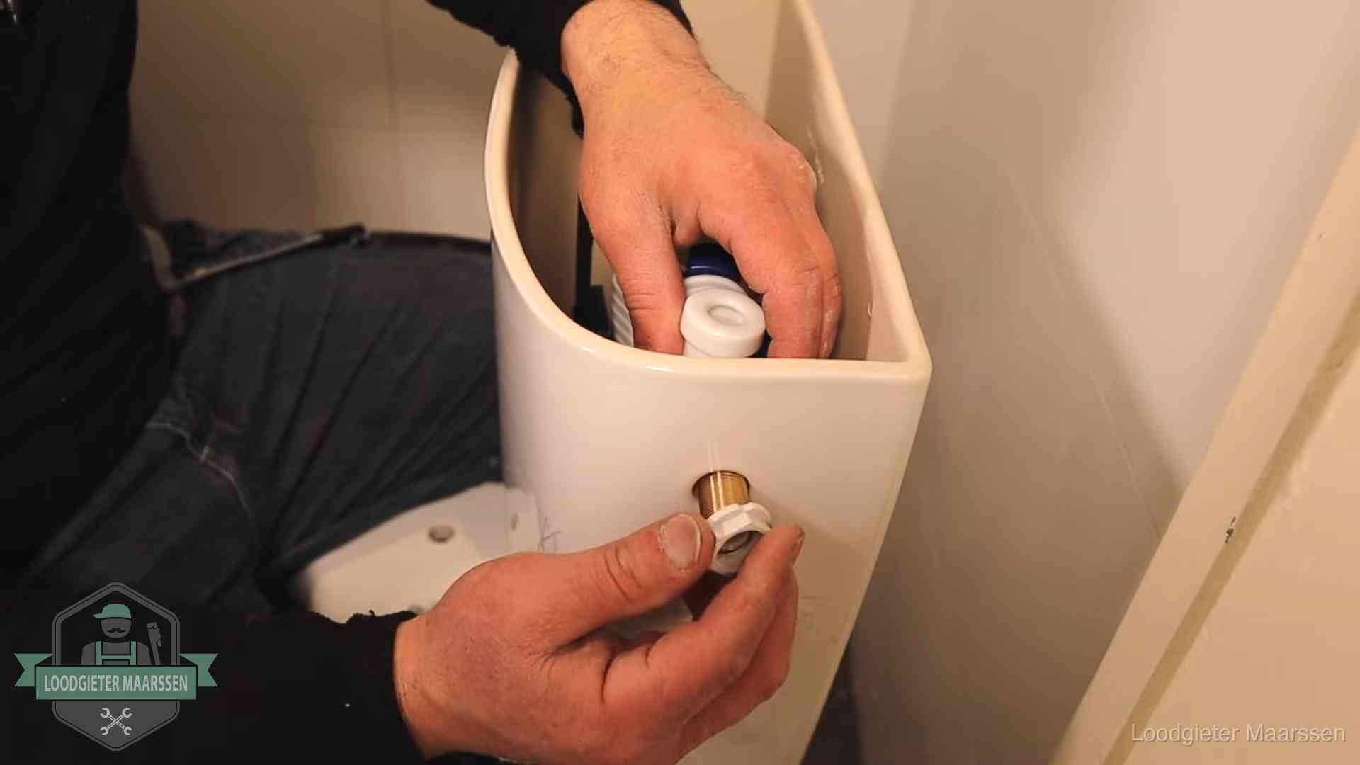 Loodgieter monteert de vlotterkraan van een stortbak bij een toilet in Maarssen