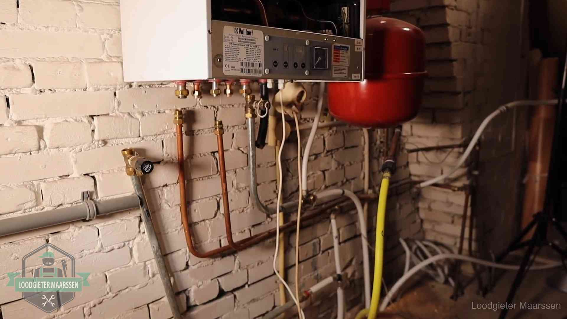 Verouderde cv-ketel met een wirwar van oude leidingen in een woning in Maarssen