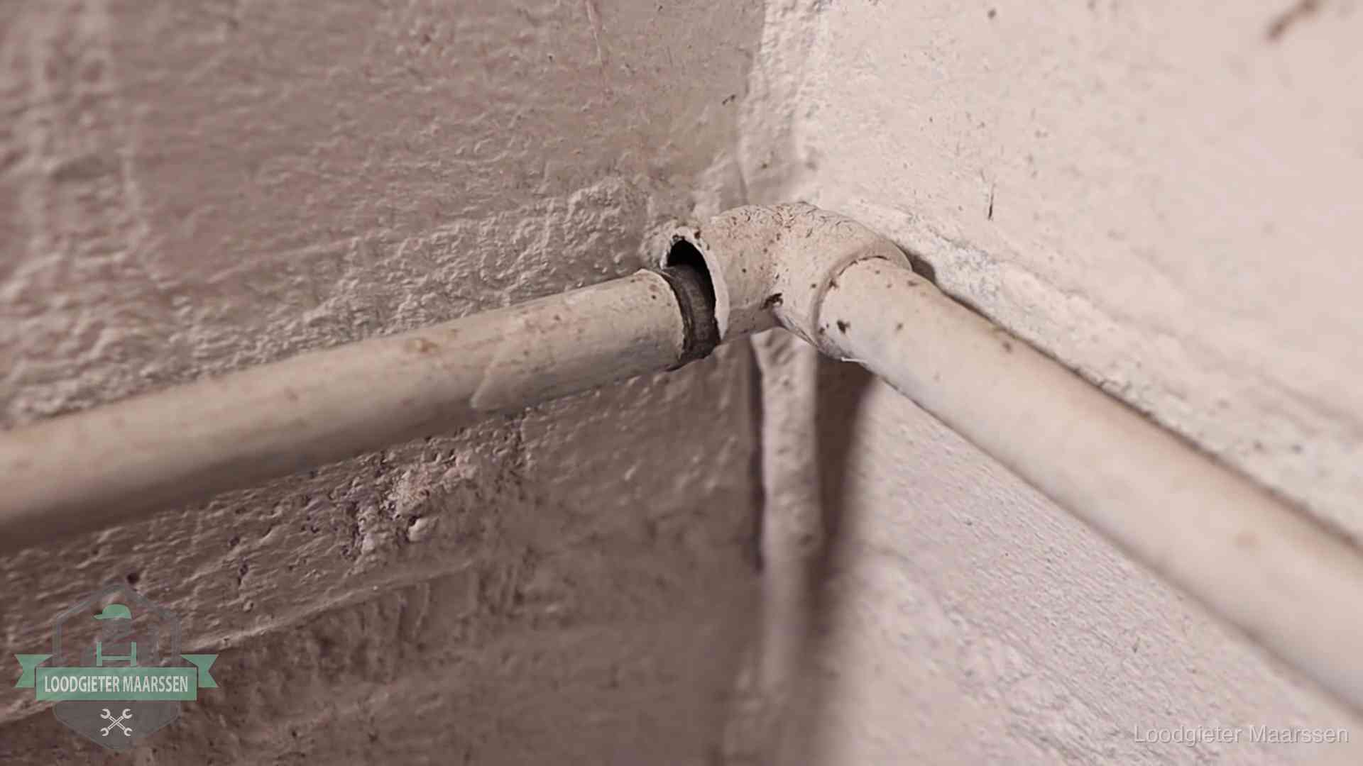 Oude waterleidingen en verborgen lekkage in Maarssen Oude geverfde waterleiding met een losliggende fitting in een woning in Maarssen