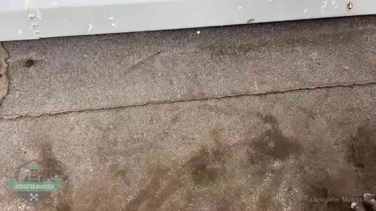 Stormschade en neerslag op daken in Maarssen Vochtplekken bij de naad van een plat dak na aanhoudende regen in Maarssen