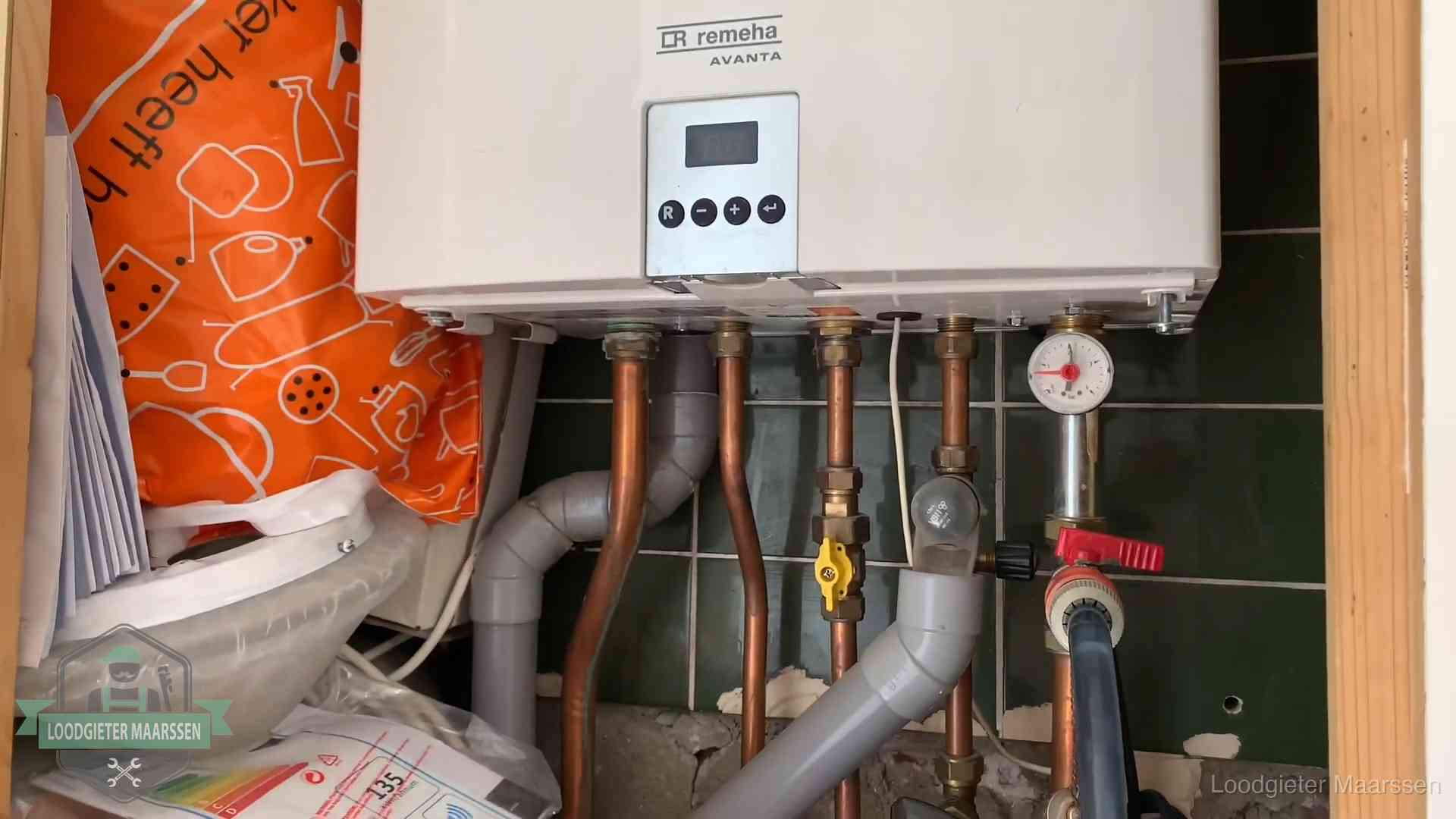 Oudere Remeha cv-ketel in een ketelkast in een woning in Maarssen