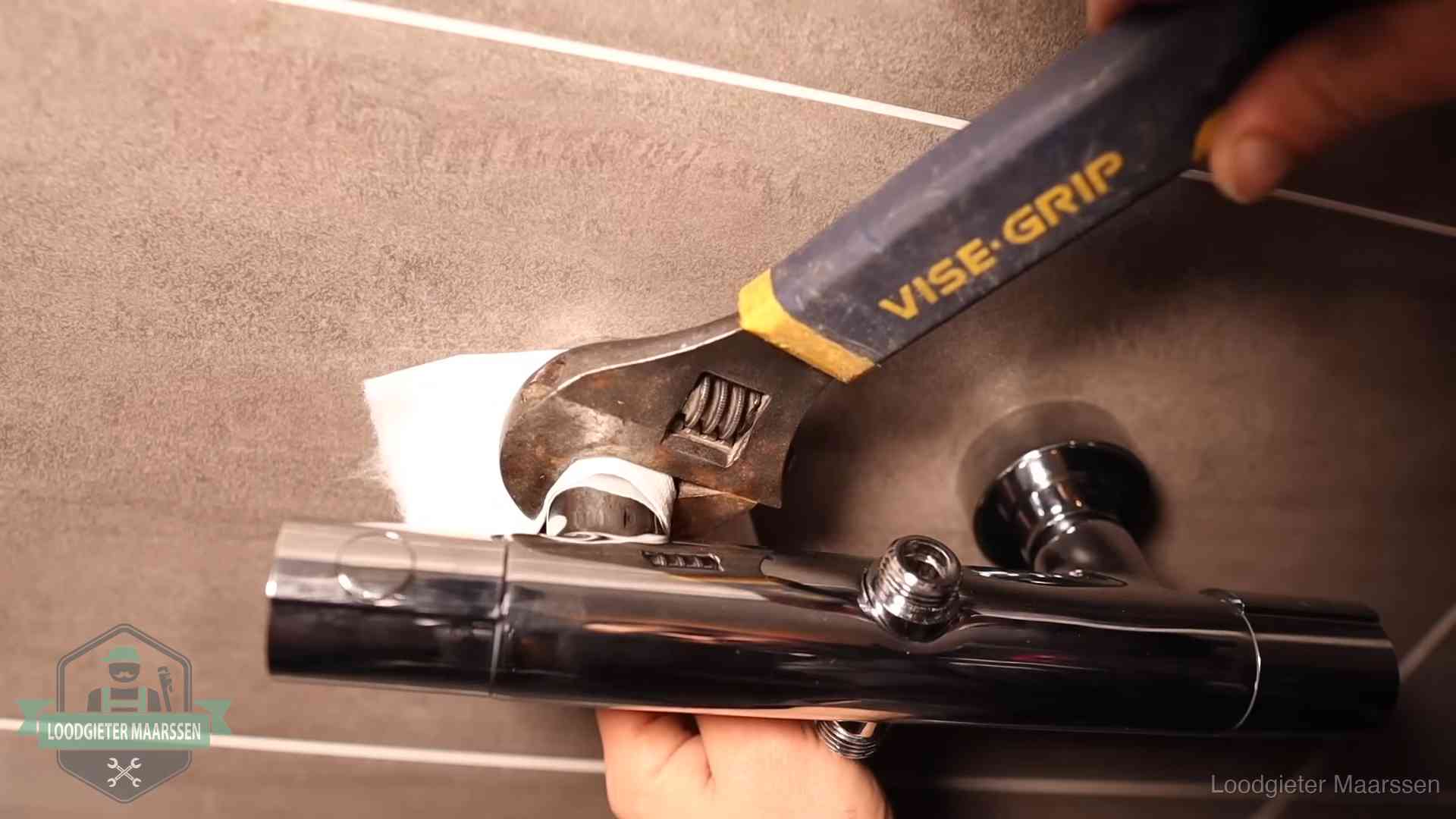 Loodgieter draait met beschermd gereedschap een kraan vast bij een spoedklus in Maarssen