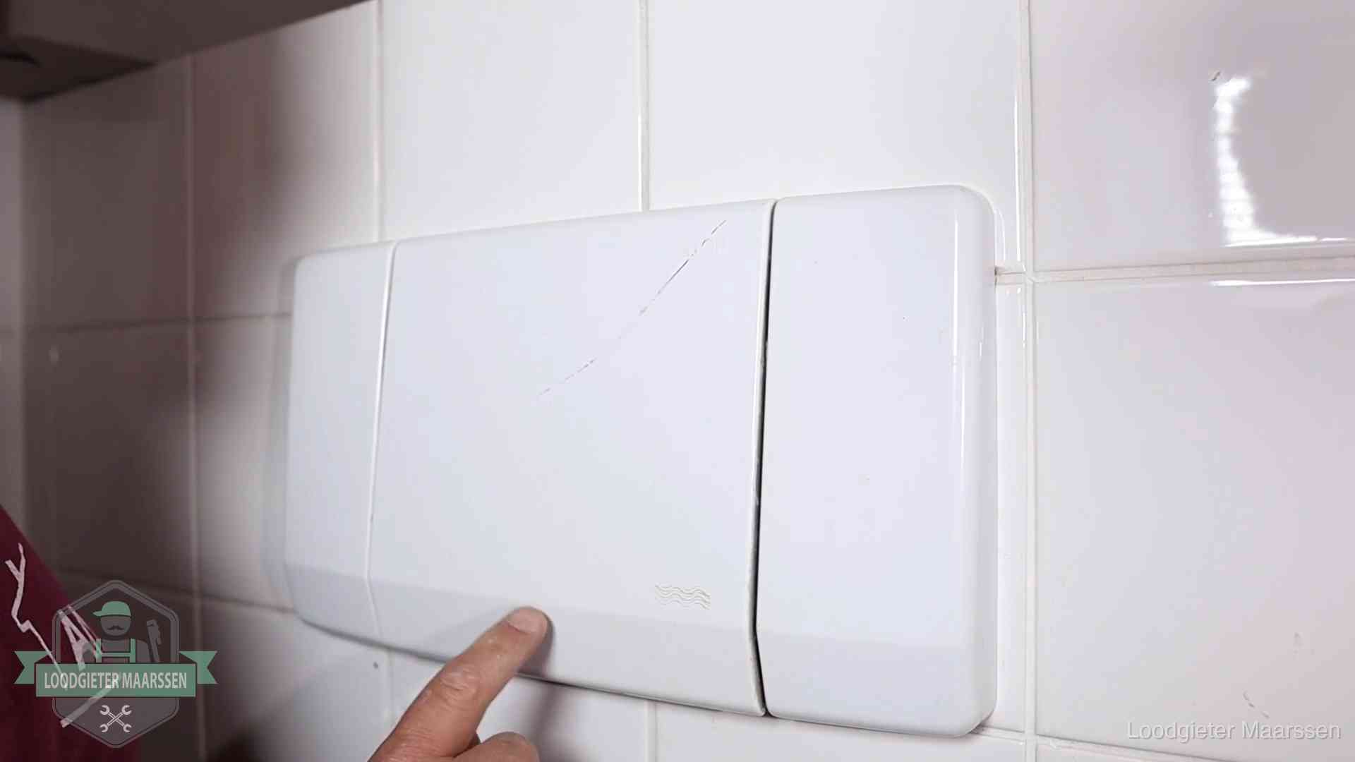 Bedieningspaneel van een inbouwreservoir van een hangend toilet in Maarssen