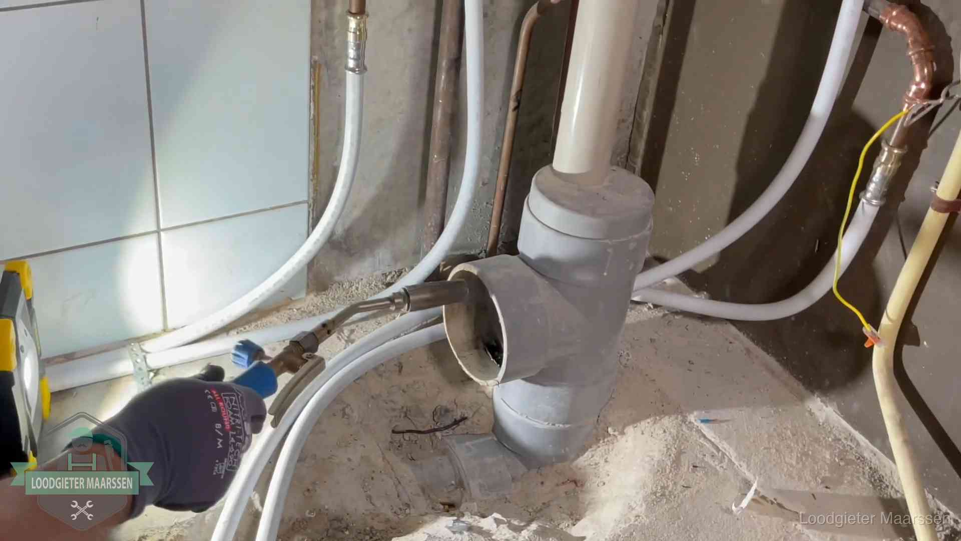 Loodgieter werkt aan leidingen bij de pvc-standleiding van een huurwoning in Maarssen