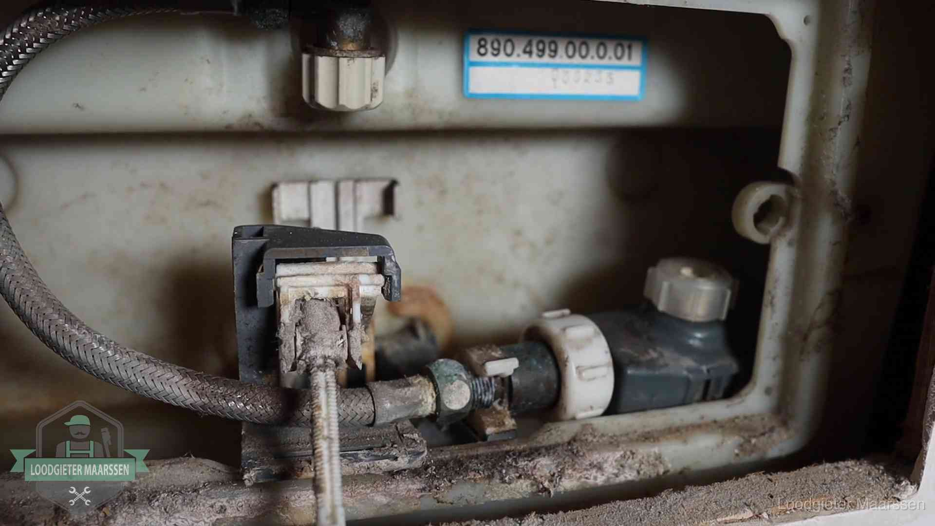 Verkalkt binnenwerk van een stortbak met vlotterkraan in Maarssen