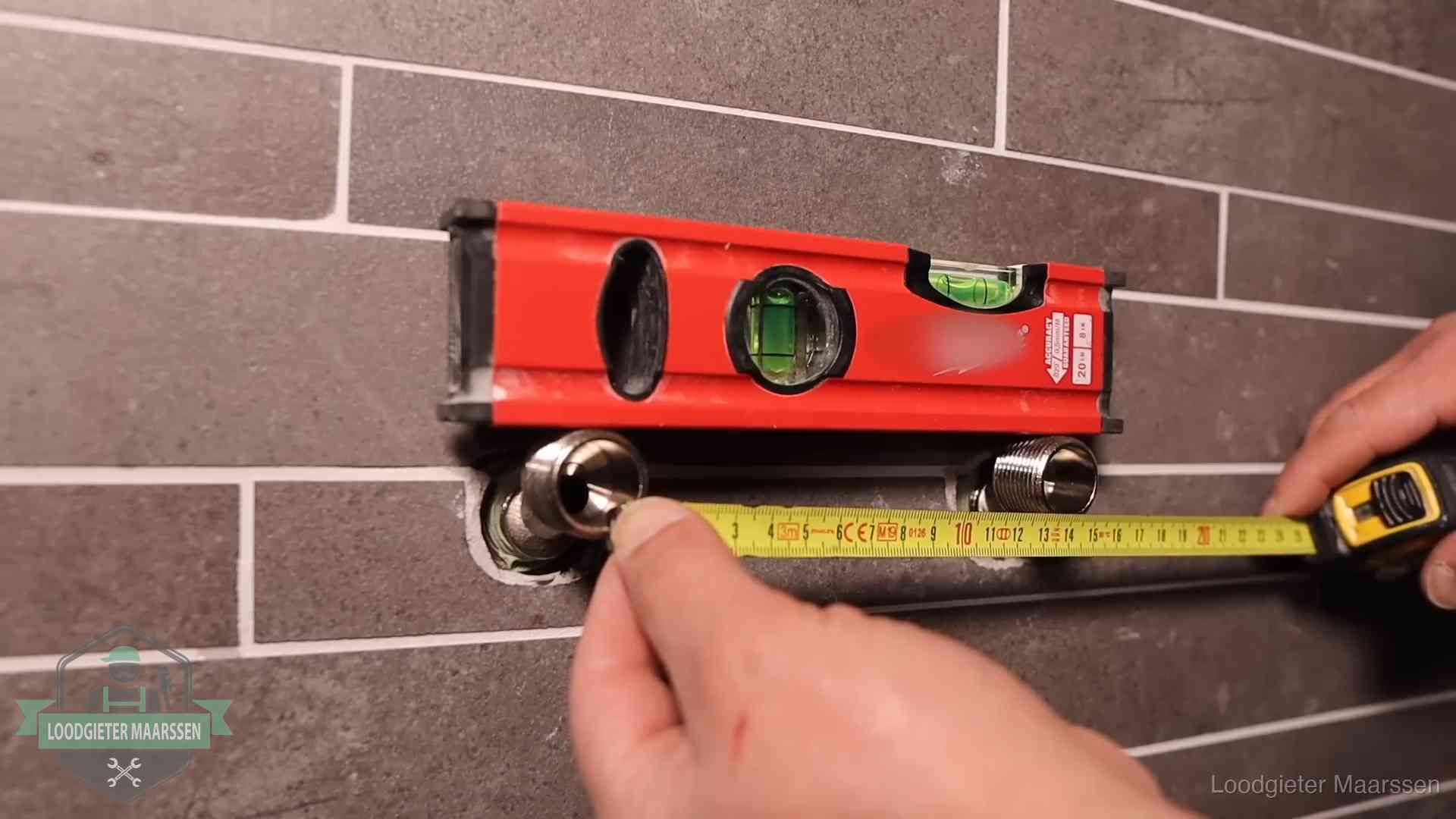 Waterpas en duimstok bij kraan-aansluitpunten in een badkamer in Maarssen