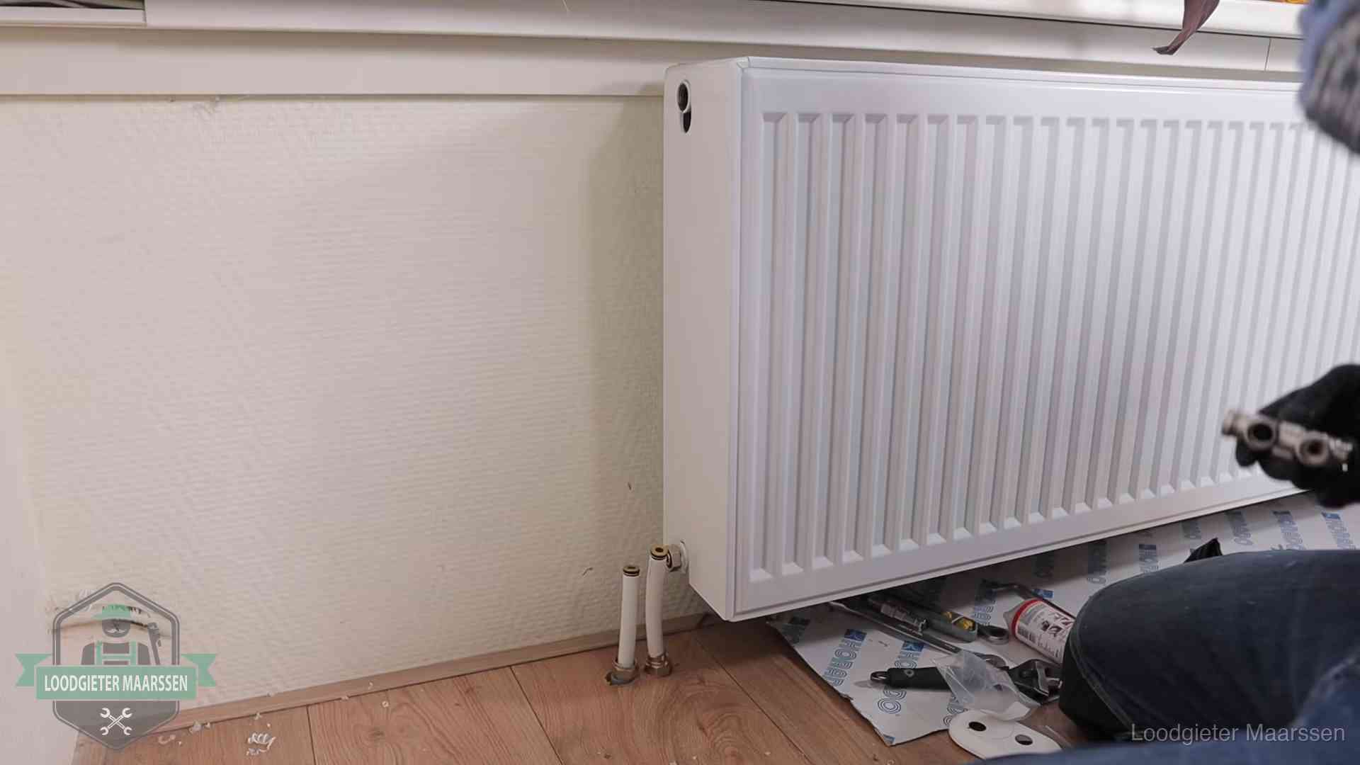 Nieuw gemonteerde radiator in een woonkamer in Maarssen