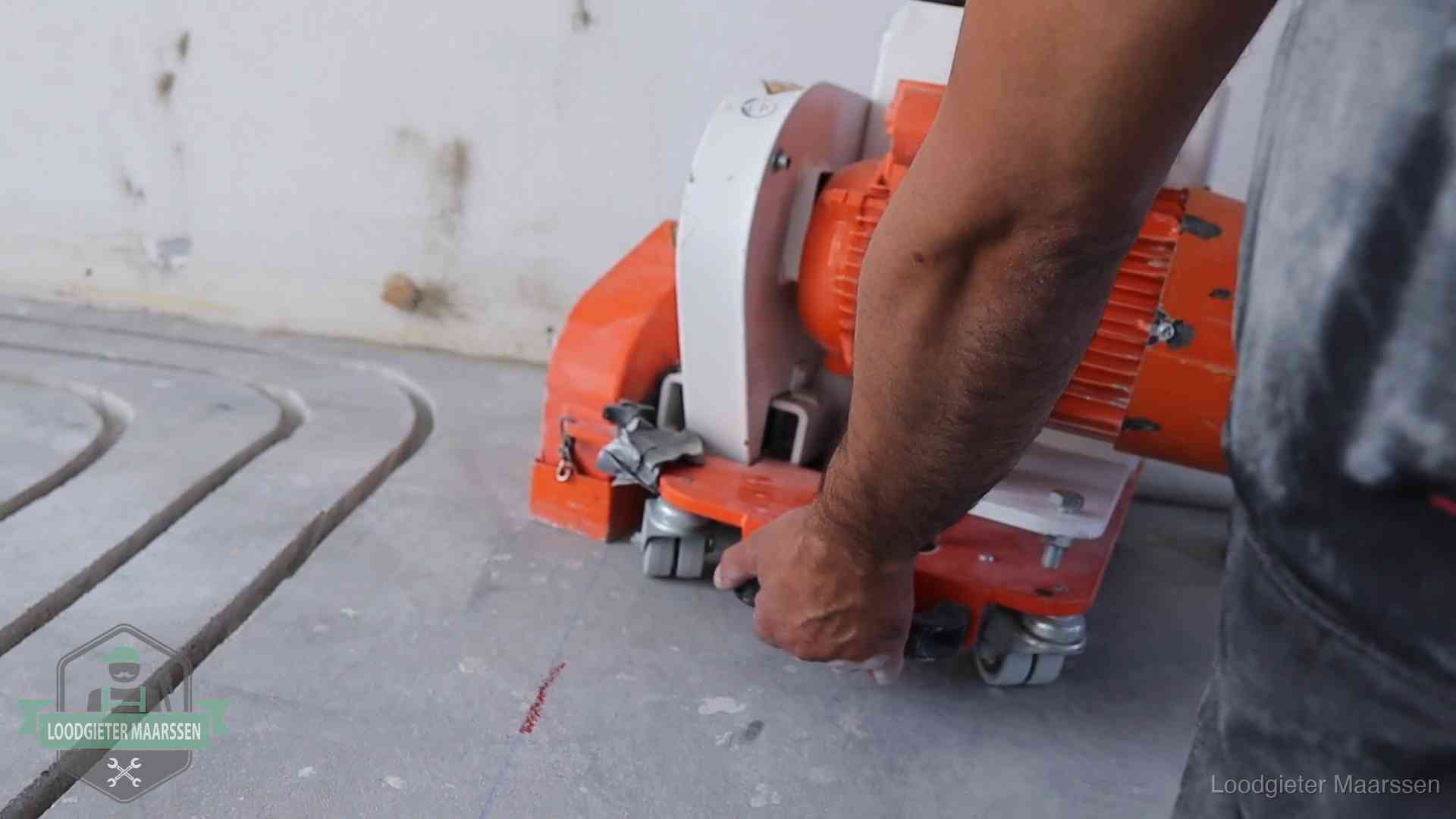 Lekkage in de vloerverwarming opsporen in Maarssen Sleuvenpatroon voor vloerverwarming in de dekvloer van een woning in Maarssen