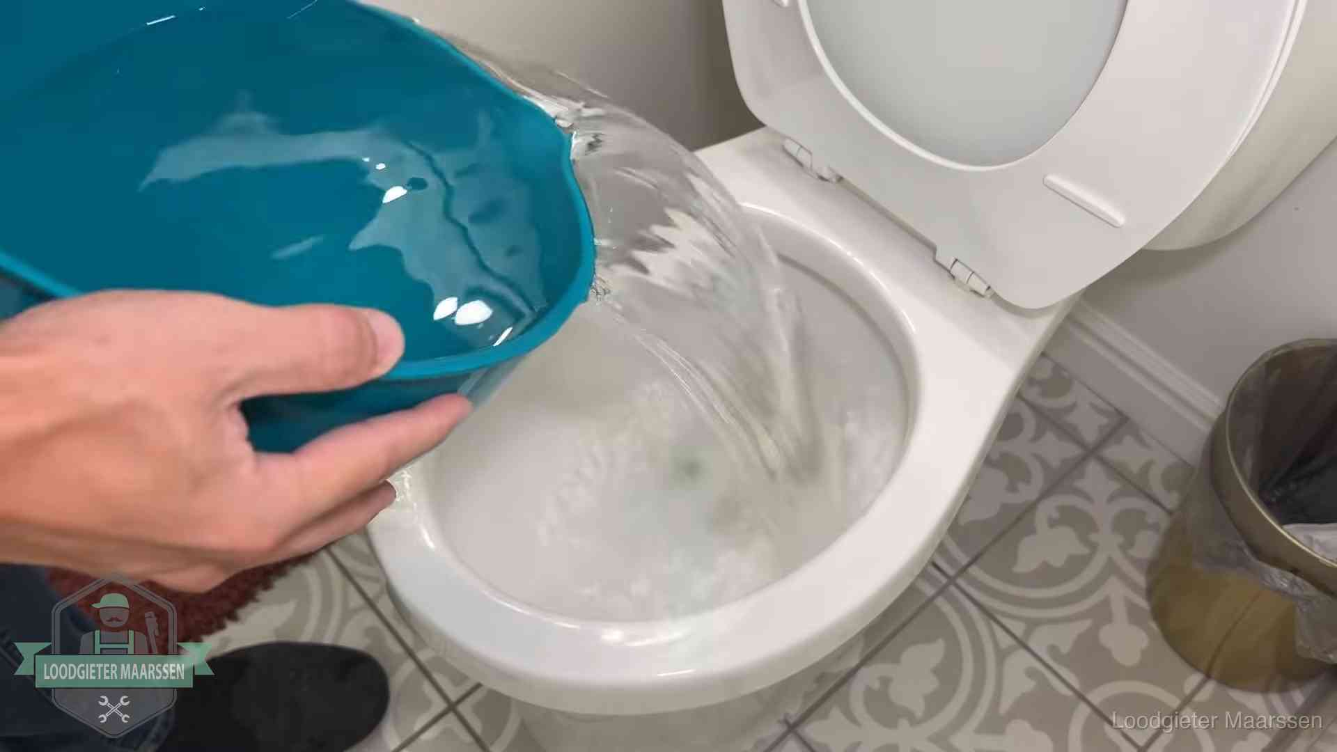 Warm water wordt voorzichtig in de wc-pot gegoten in Maarssen
