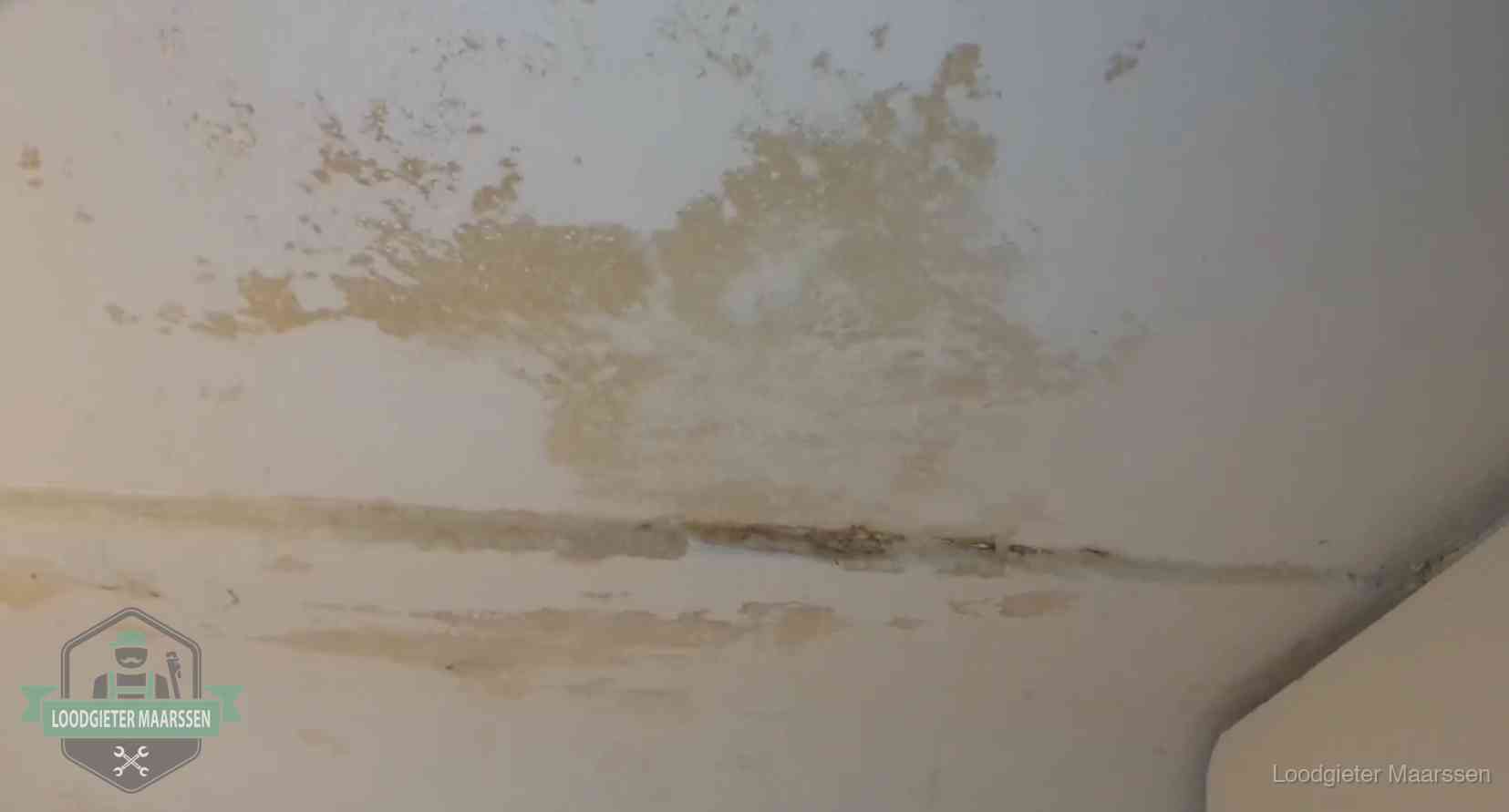 Watervlekken op een plafond in Maarssen, schade die je bij de verzekering meldt