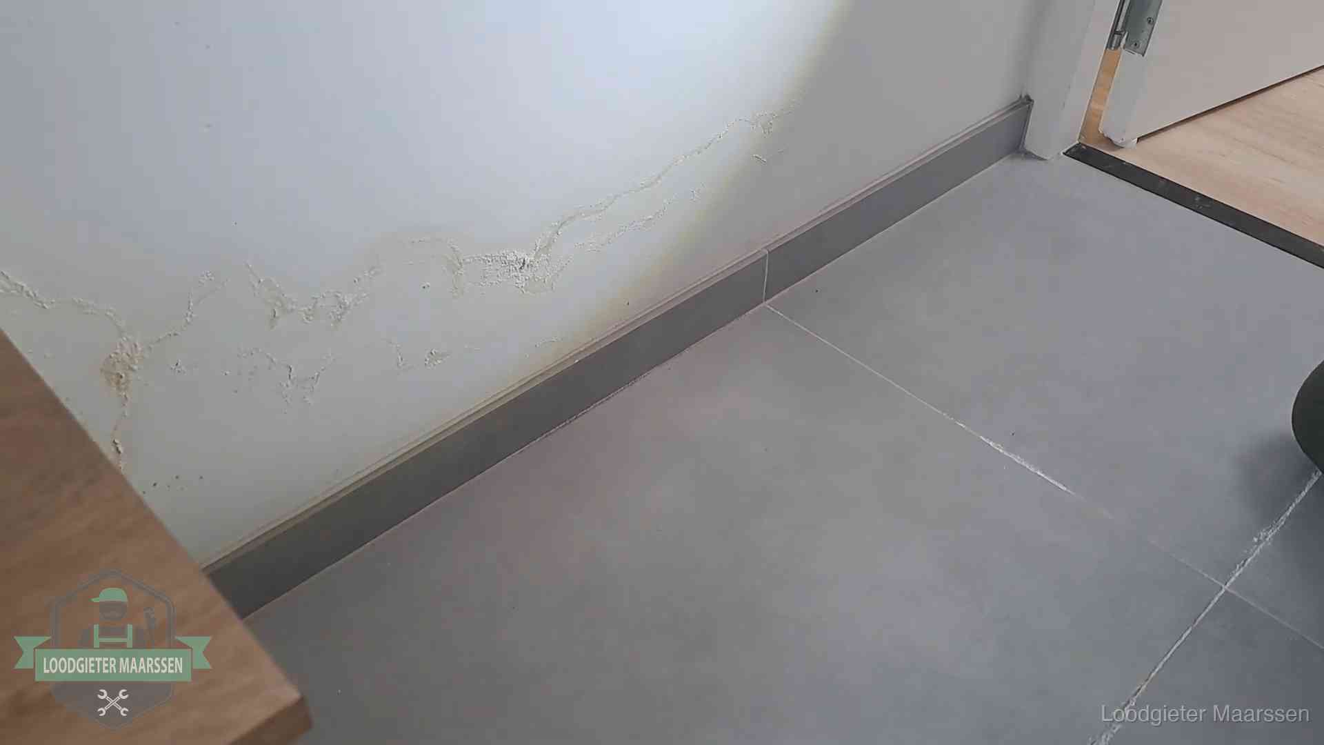 Verzekering en daklekkage in Maarssen Waterschade met kalkuitbloeiing op een binnenwand in Maarssen, vastgelegd voor de verzekering