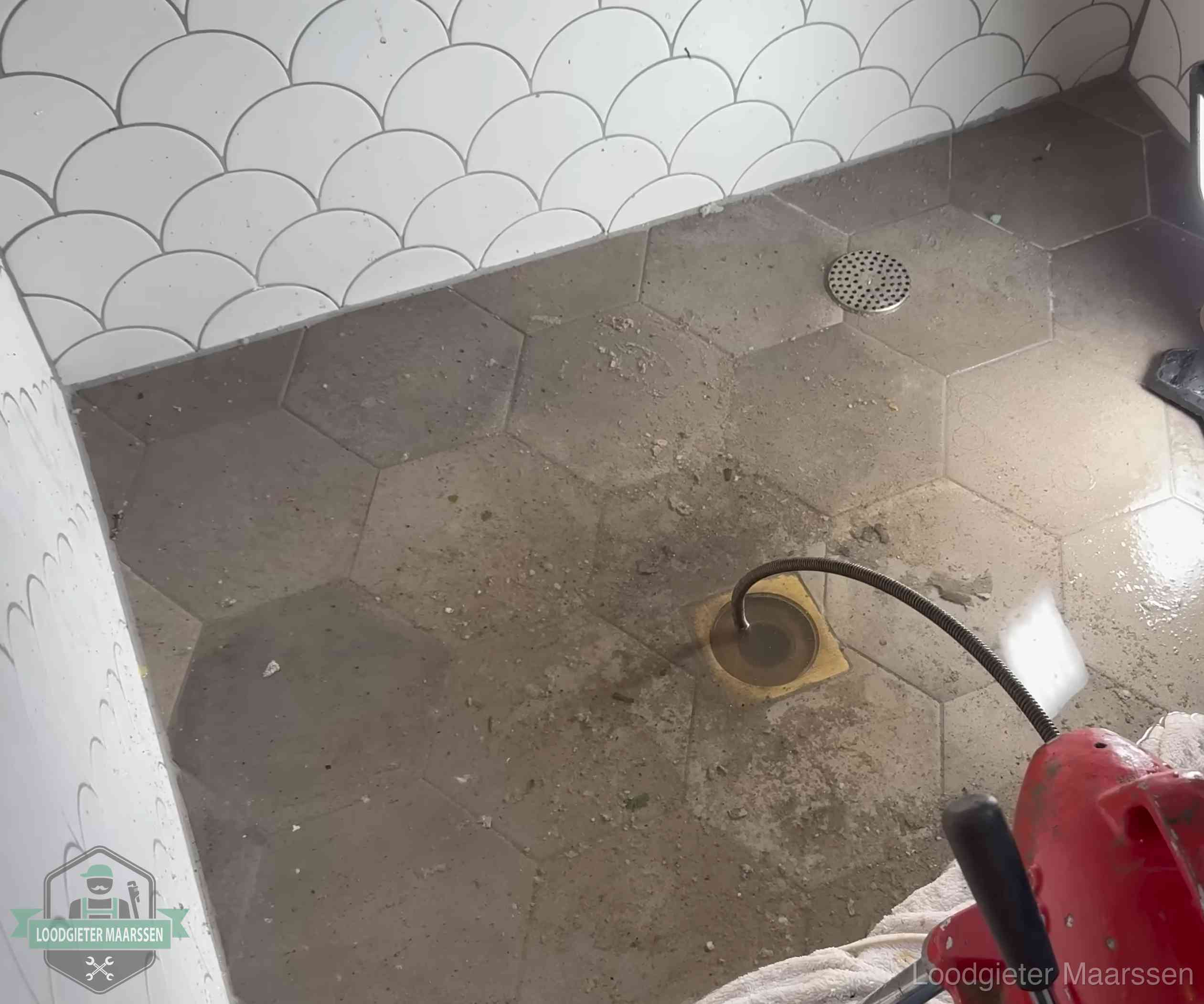 Vloerput met waterslot in een badkamer in Maarssen, een bron van stank als het waterslot droogstaat