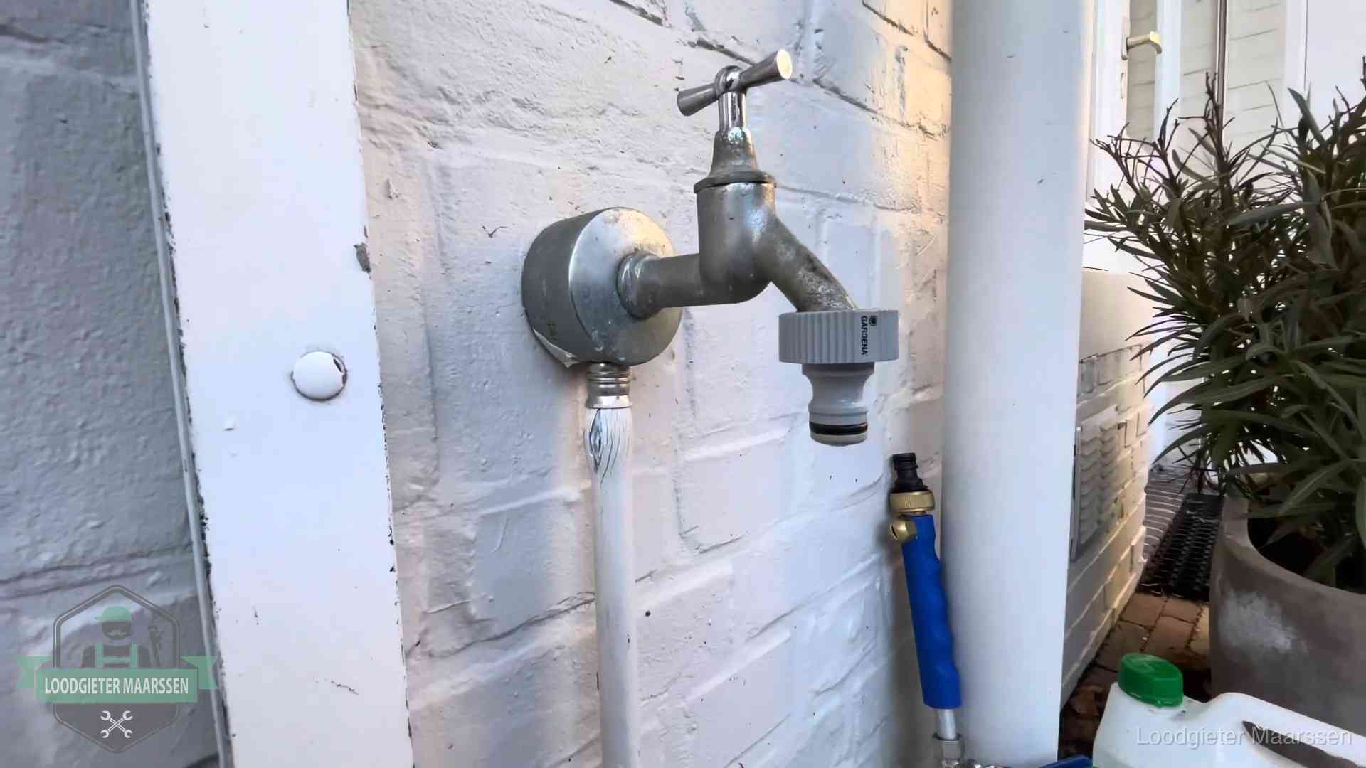 Hoge waterrekening in Maarssen Buitenkraan met slangaansluiting bij een woning in Maarssen, sluipverbruik zie je terug op de waterrekening