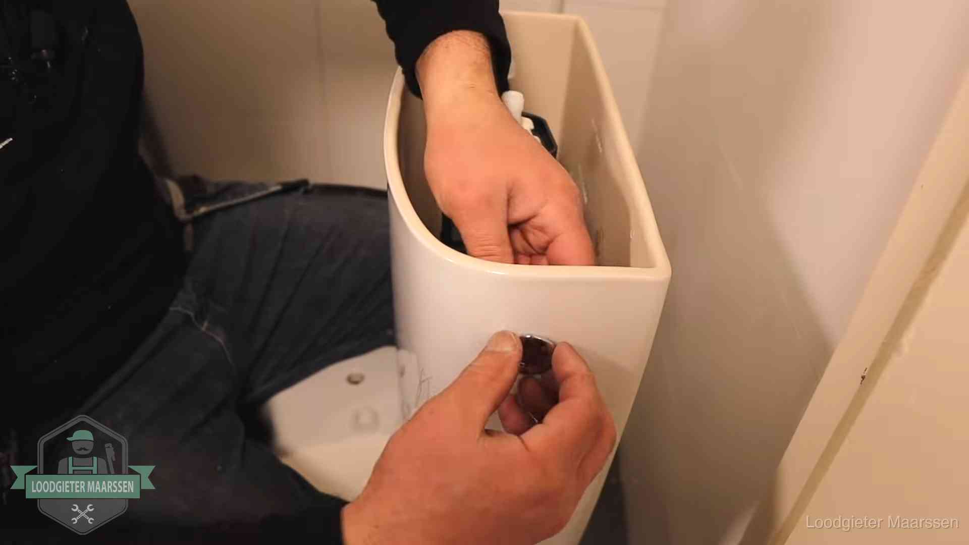 Drukknop van een duoblok-stortbak wordt gemonteerd bij een toilet in Maarssen