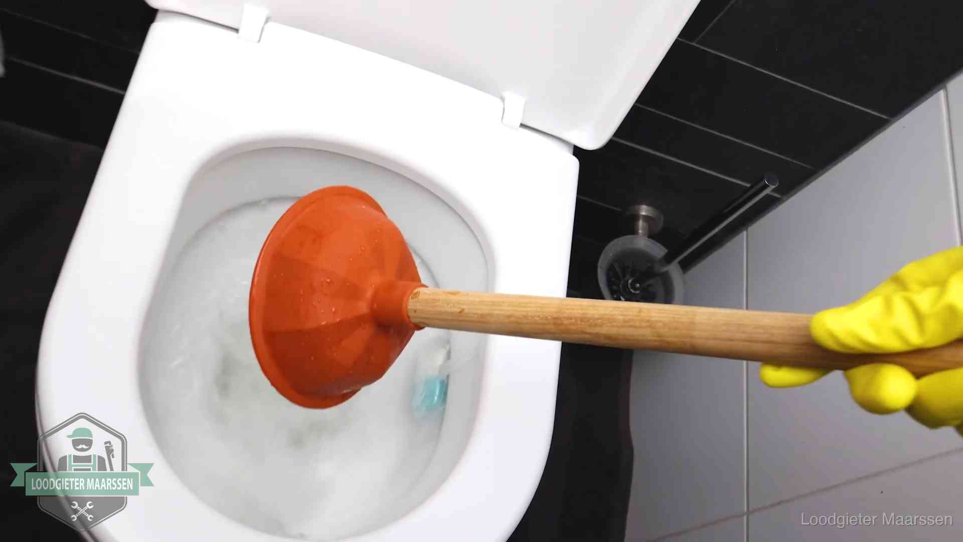 Plopper wordt in de wc-pot gedrukt bij het ontstoppen van een toilet in Maarssen