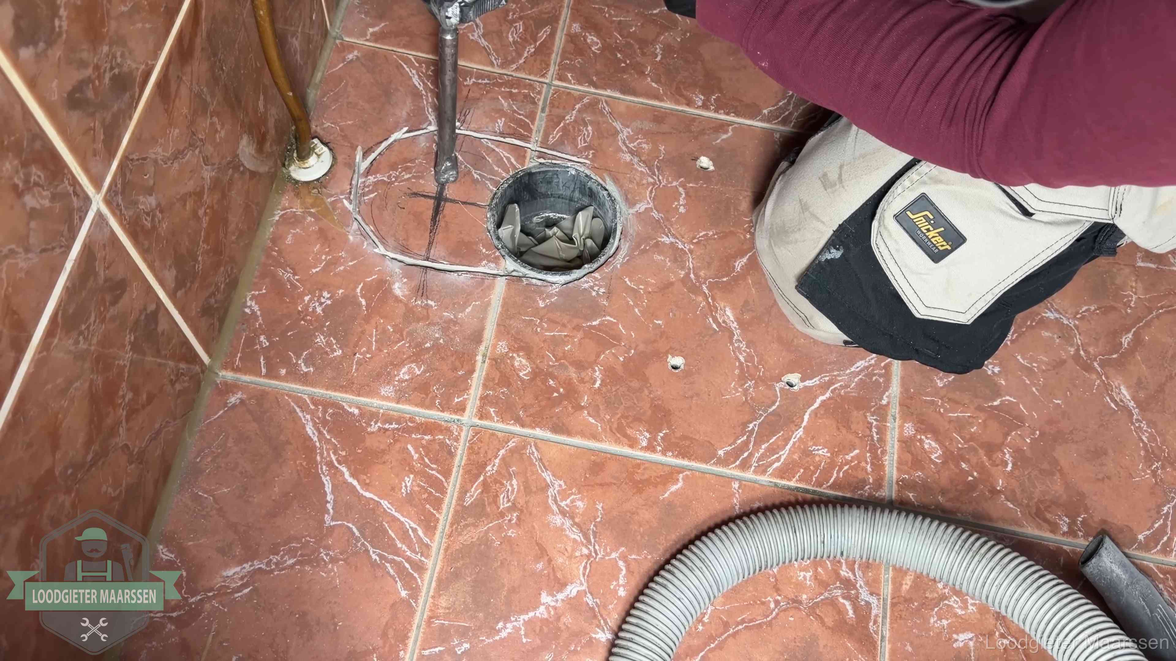 Open rioolaansluiting in de vloer waar de wc-pot is gedemonteerd in Maarssen