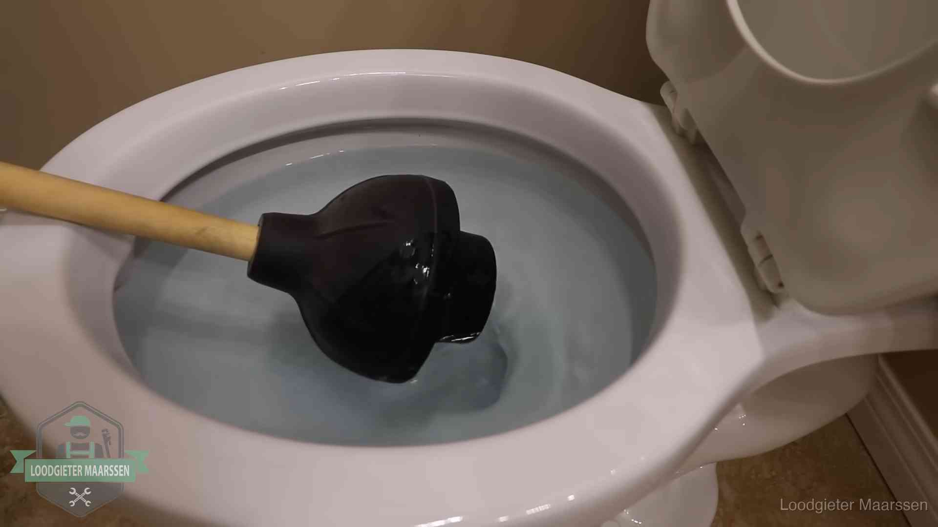 Plopper in een wc-pot die vol water staat in Maarssen