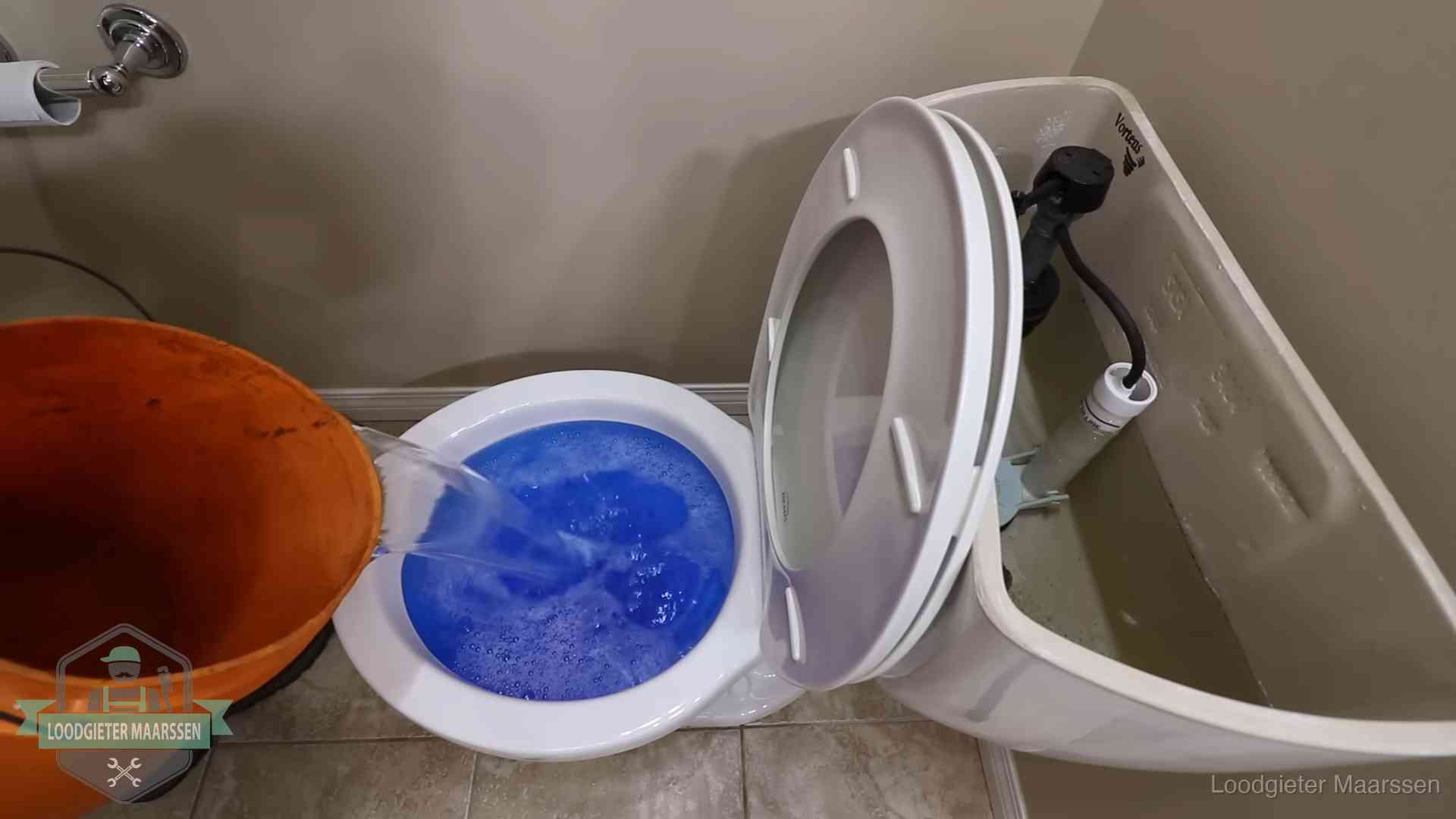 Water bij de wc-pot wordt met een emmer weggewerkt om schade te beperken in Maarssen