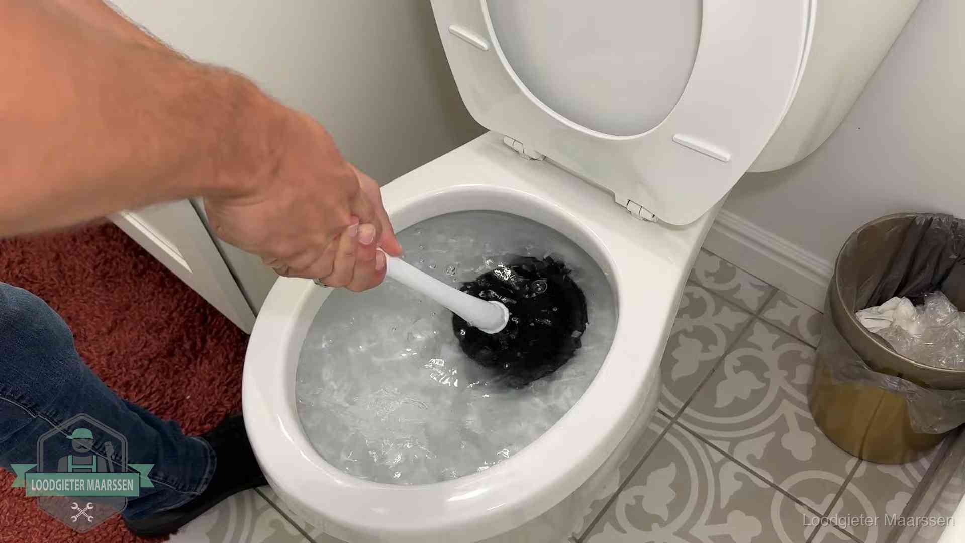 Zelf de wc ontstoppen met een plopper in Maarssen, het water kolkt in de pot
